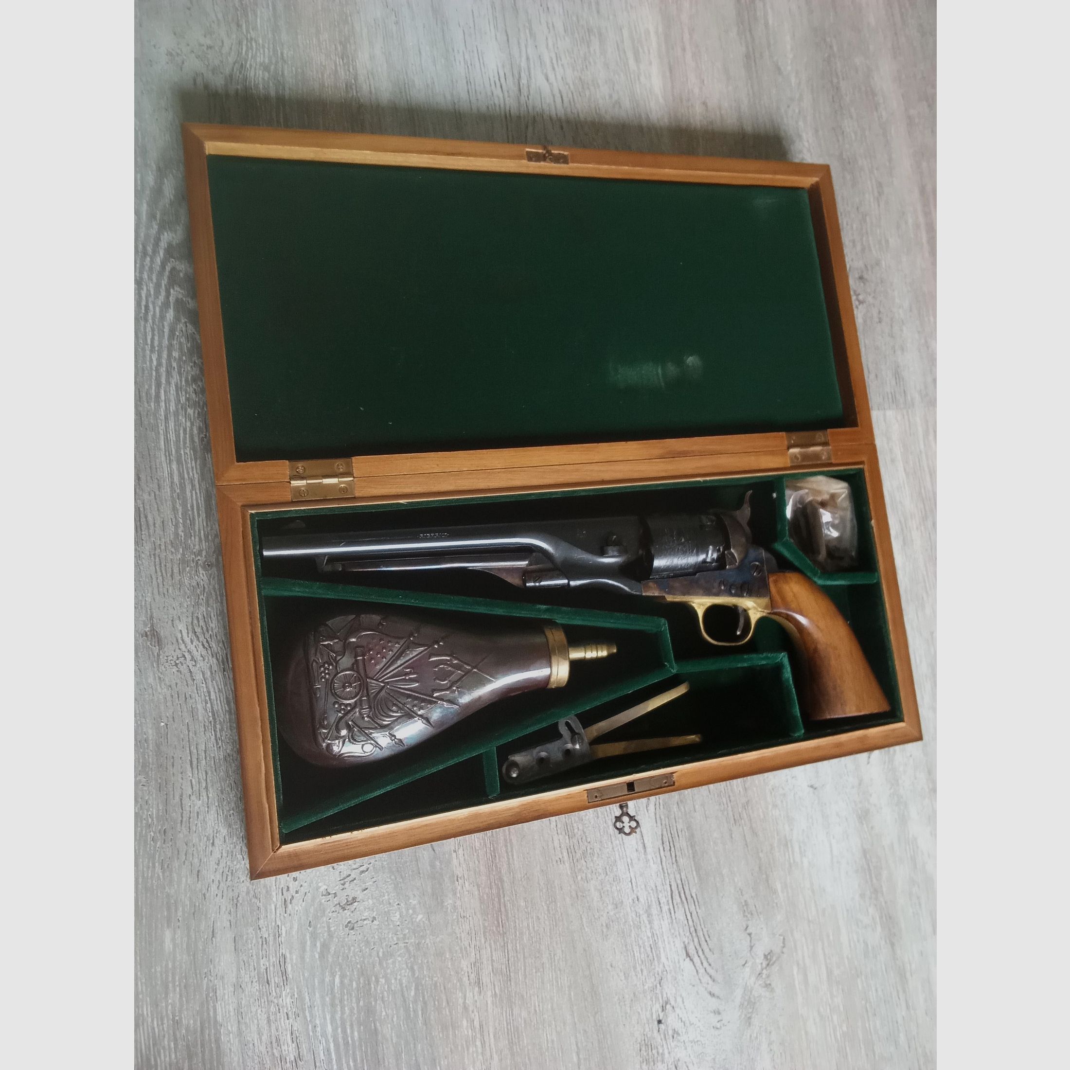 Revolver Colt Navy 1860 Kaliber 44 Schwarzpulver RIGARMI in seiner Box KATEGORIE D2 (freier Verkauf ab 18 Jahren)