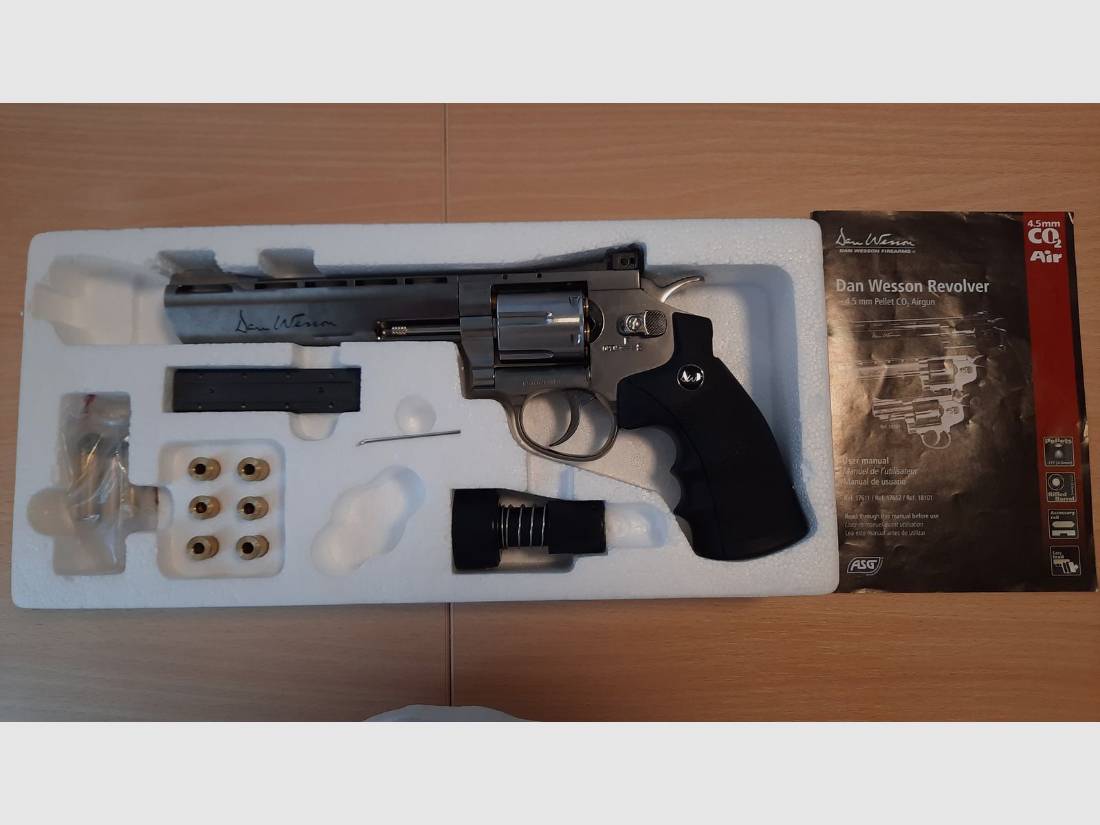 DAN Wesson Revolver