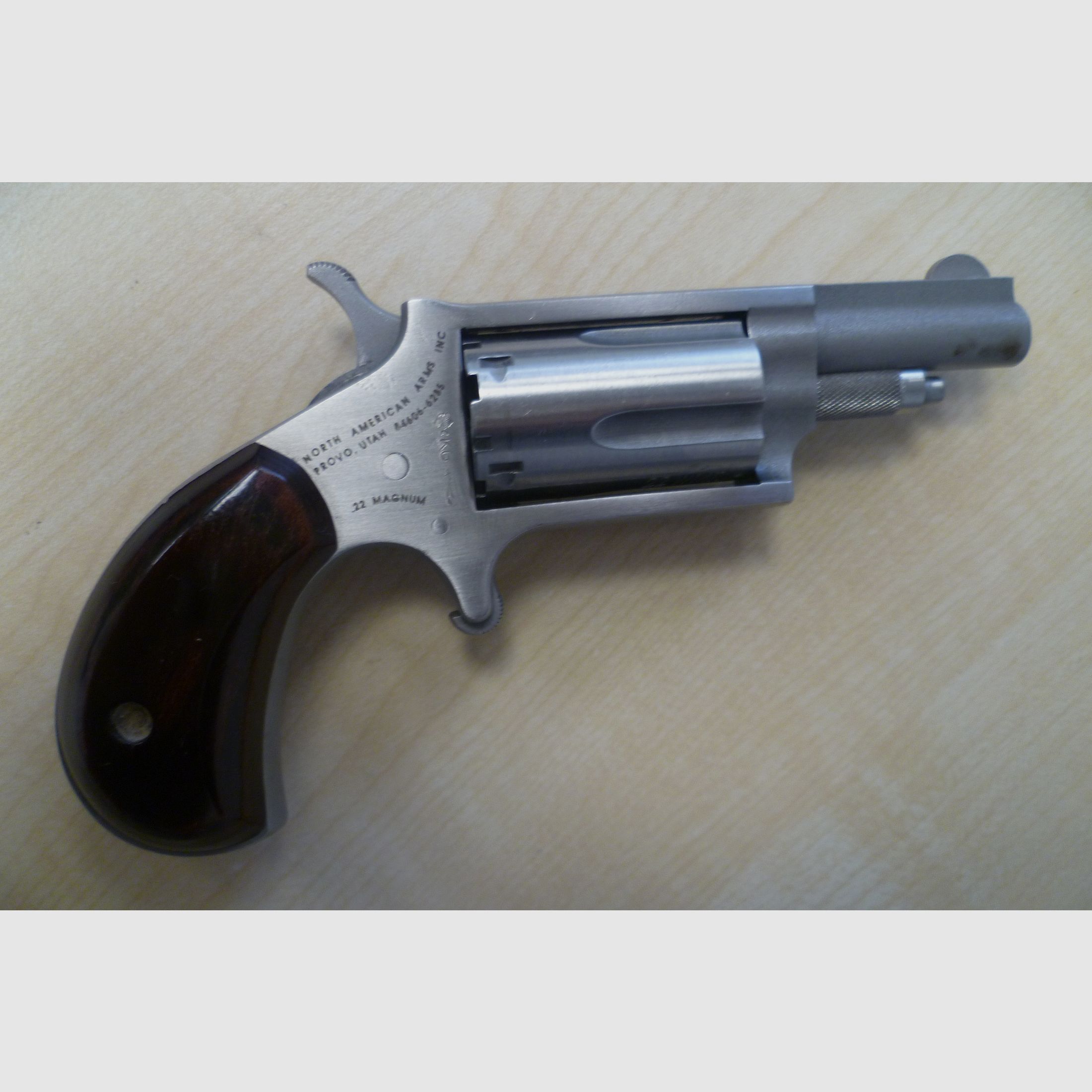 Mini-Revolver NAA North American Arms "Black Widow" .22 Magnum