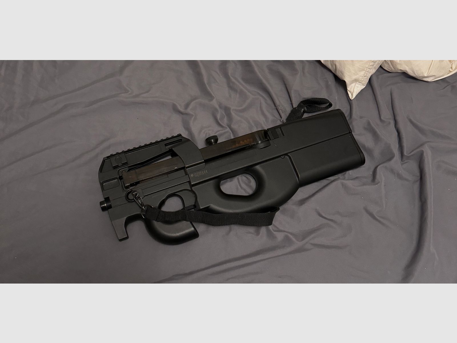2xP90 mit 2 Magazinen und Ladegerät und vieles….