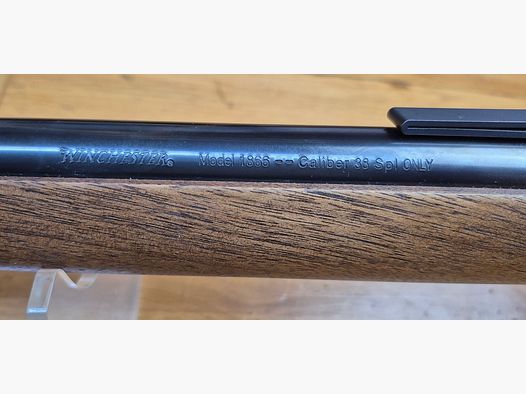 Superbe et rare carabine Winchester modèle 1866 – Une « Yellow Boy » dans une peu courante fabrication Miroku au Japon – Rare cal.38 SP/38 spécial – Boitier bronze/laiton comme les originaux – 10 coups – Mécanique et bois à l&rsquo;état de neuf ou quasi neuf – Arme en fabrication moderne d&rsquo;exception et pièce rare – TBE+++