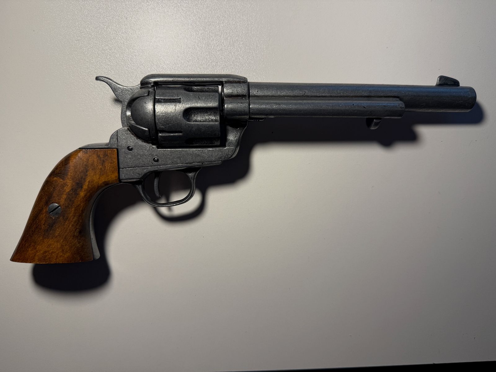 Decorative Revolver US Cavalry Colt Denix Colt .45 Peacemaker USA 1873, old gray