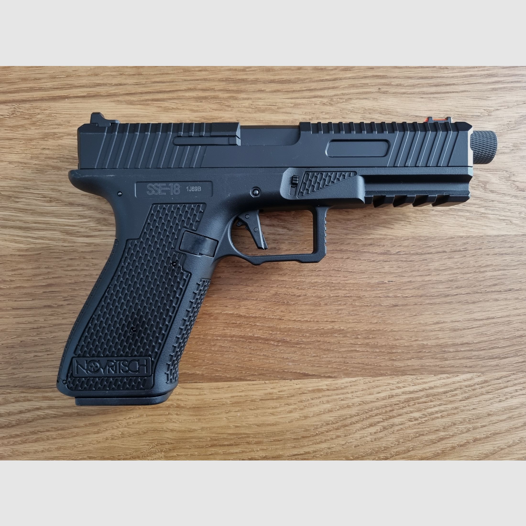 Airsoft AEP Novritsch SSE18 schwarz mit Magazintrichter