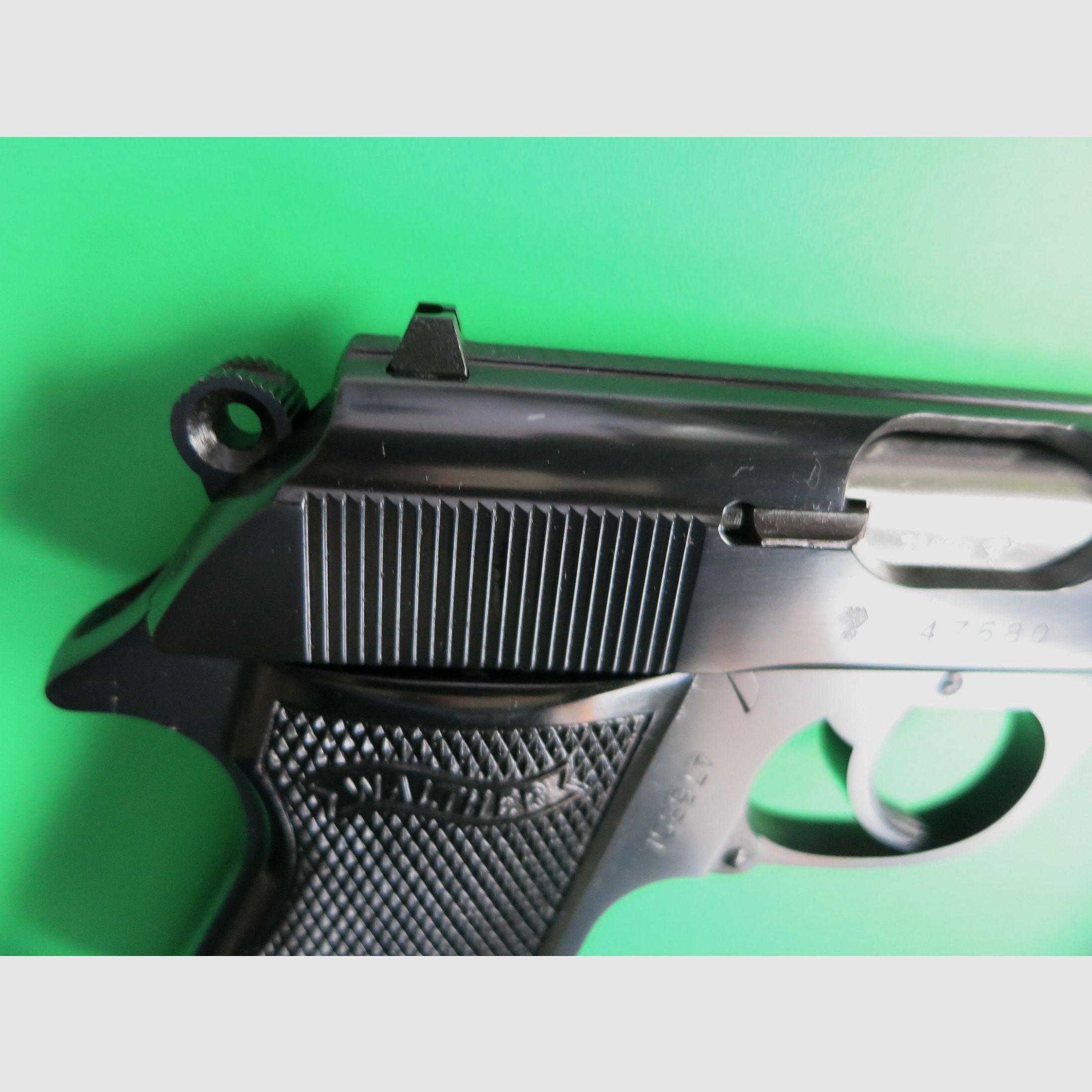 Pistola semiautomática, Walther PP, cal. 9 mm corto, empuñaduras negras, como nueva       #75