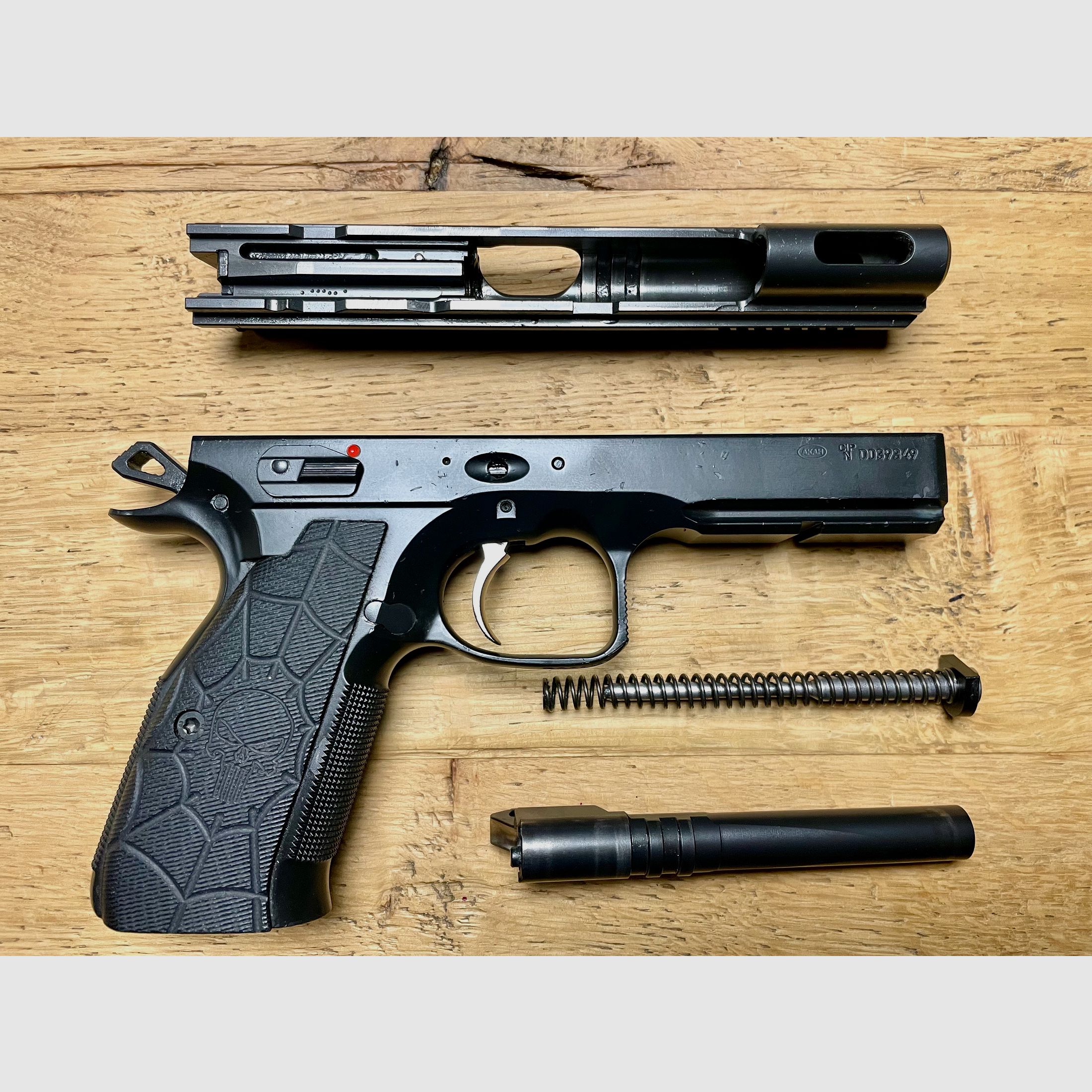 CZ Shadow 2 w 9 mm Luger z okładkami rękojeści „Punisher”