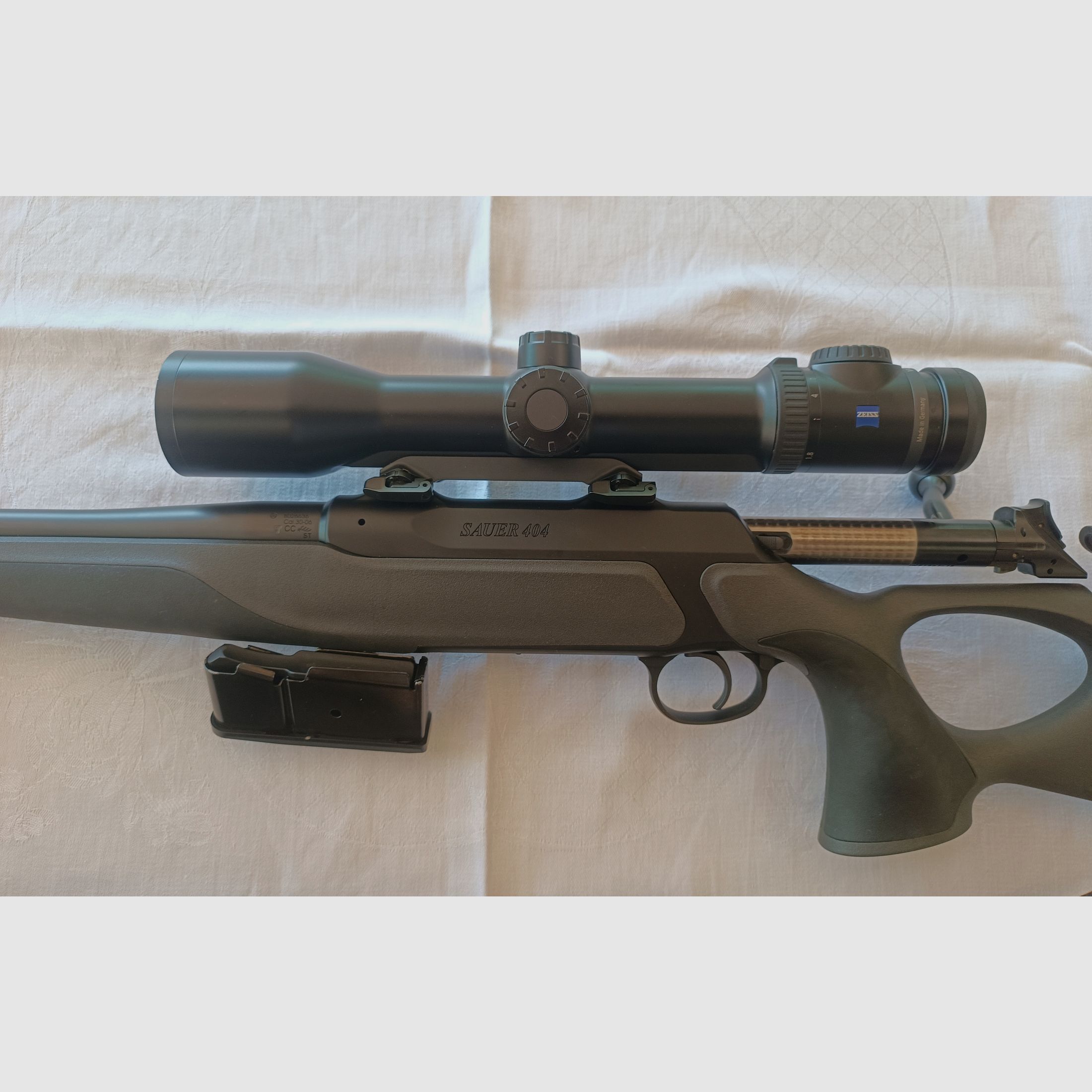 Sauer 404 Synchro XT mit Zeiss Victory V8 1,8-14x50 mit SUM und ERA Silencer SOB2S