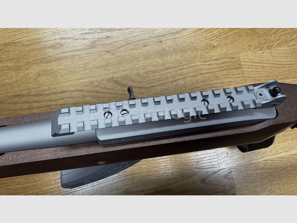 Ruger 10/22 met A-Team kolf systeem / loop en 2x Ruger BX-25 magazijnen cerakote zilver gecoat / loopdraad 1/2"x28UNEF