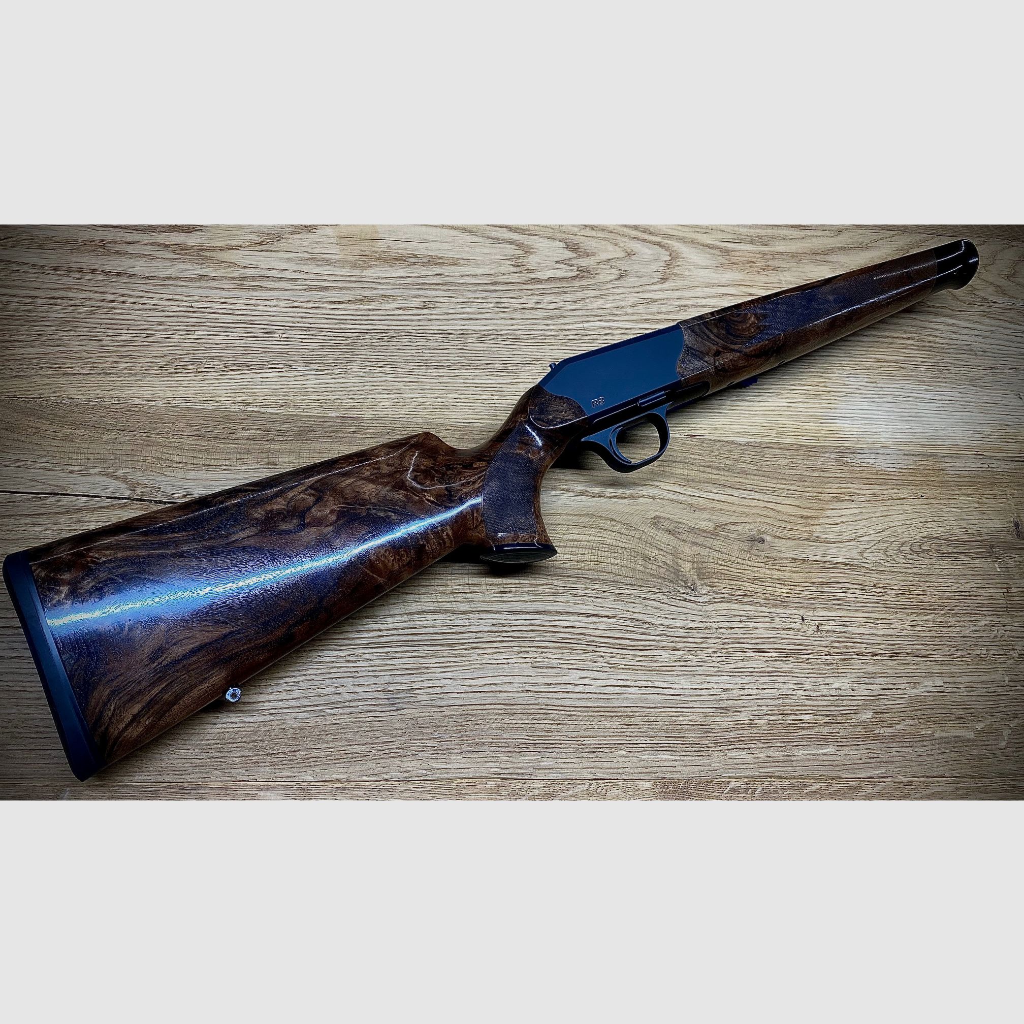 Blaser R8 Schaft / Holzklasse 7 / Bayrische Doppelfalzbacke / glänzendes Finish / Logo Schwarz