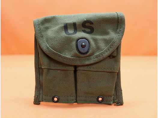 USGI SURPLUS U.S. Carbine .30 M1: Magazine pouch USGI 2x15-round, webbing olive, stamped: "US" and "POCKET, AMMUNITION MAGAZINE (Caliber .30, M-1, CARBINE OR RIFLE)