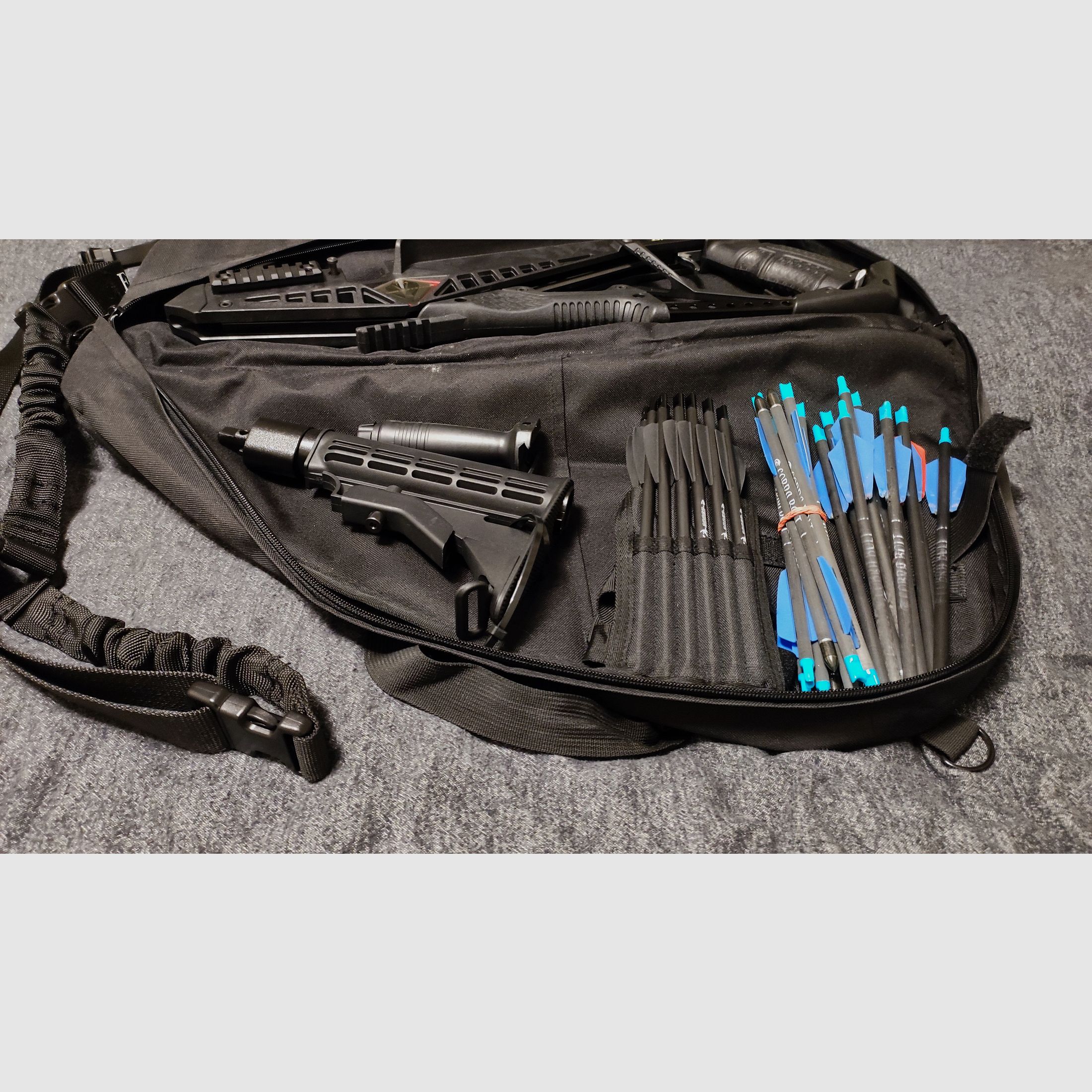 EK Archery Cobra R9 Deluxe 90/130 lbs SET COMPLETO – como nuevo – 30 flechas + bolsa + correa de transporte + soporte para el hombro + empuñadura frontal