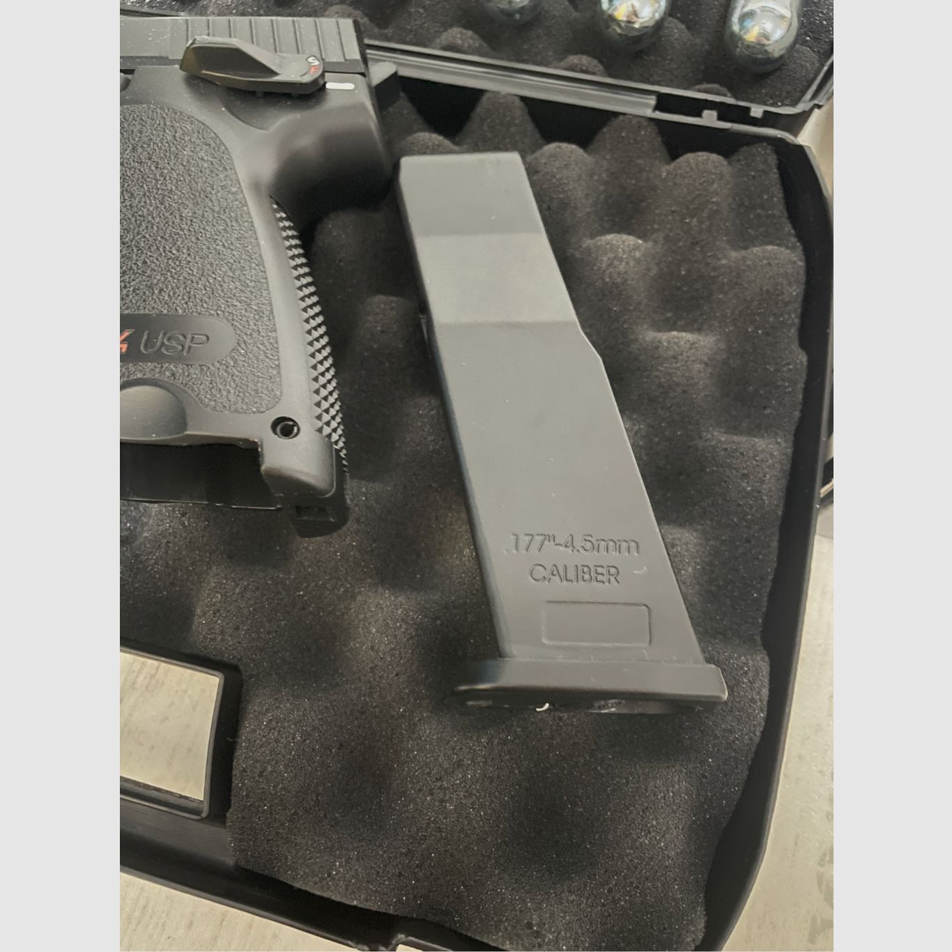 Heckler & Koch USP 4,5 mm BB Co2-Pistole mit Zubehör 