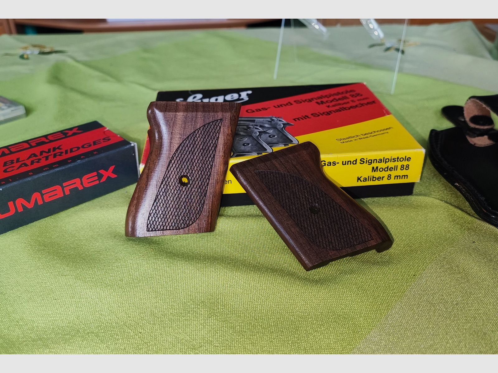 Luger 88 - 8 mmK PTB 414 aus der Röhm-Fertigung mit Holzgriffschalen, Lederholster, Munition