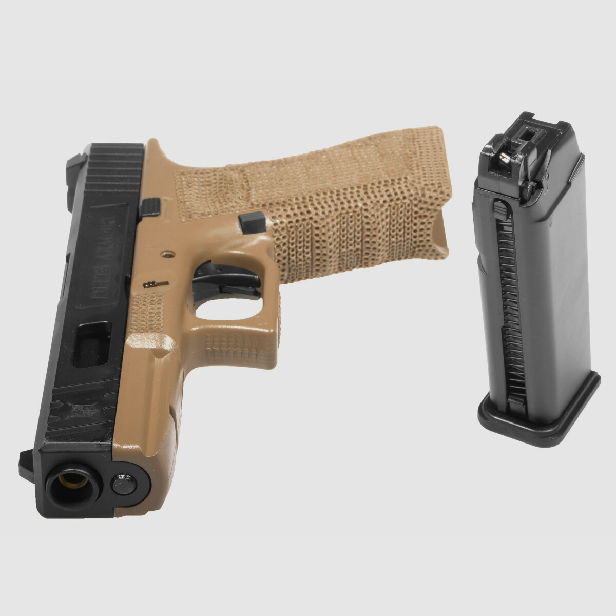 P02 GBB Airsoft Pistole in Tan | Delta Armory