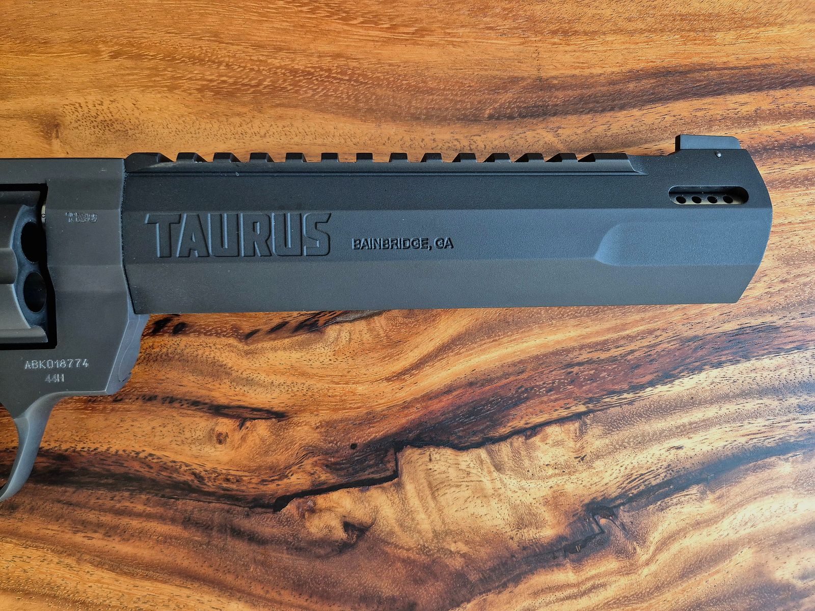 Taurus Raging Hunter 8 3/8" .44 Mag. inkl. 3x HKS Speedloader – Neuwertiger Zustand