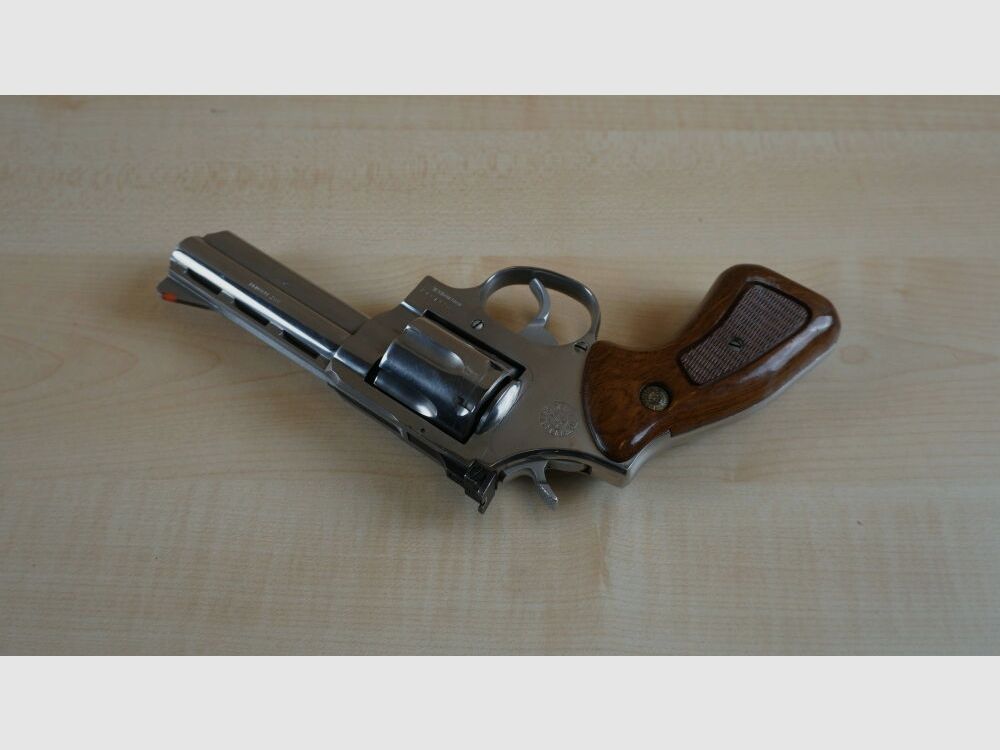 Taurus 689