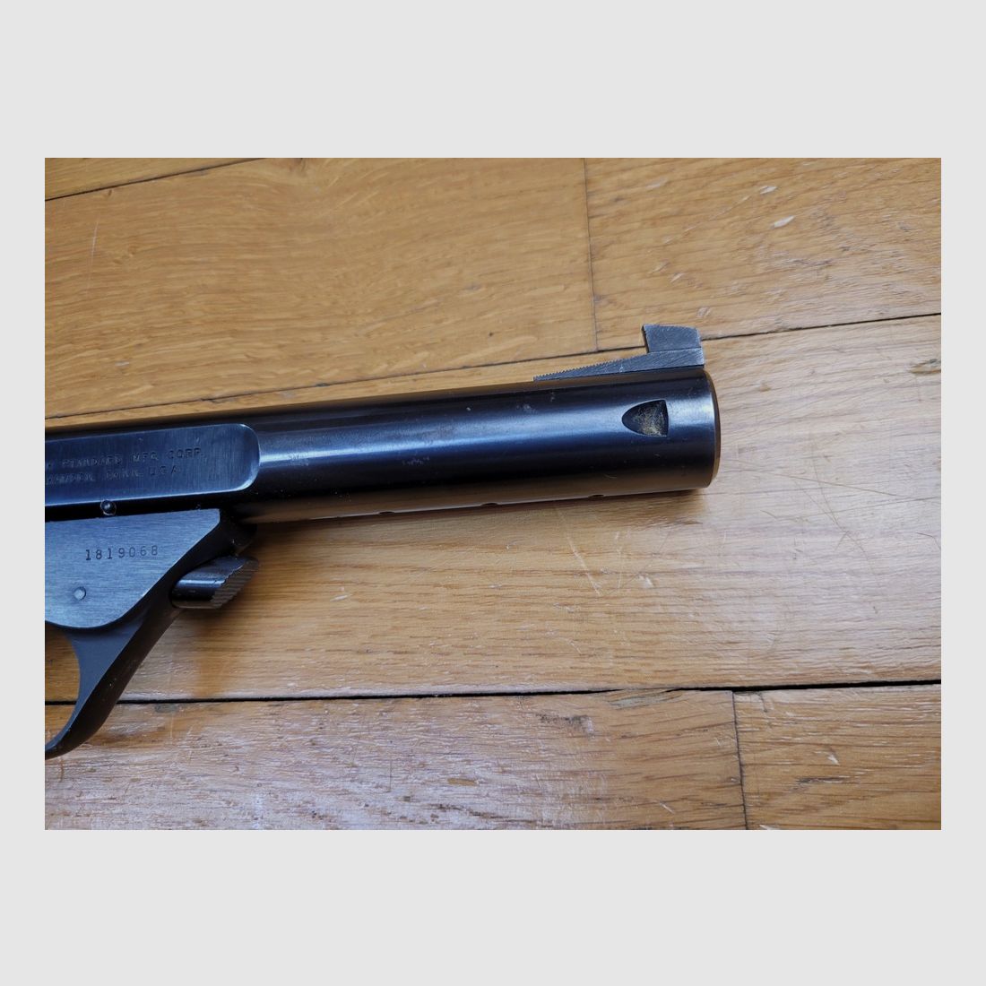 Magnifique pistolet semi automatique Hi-Standard – Modèle Supermatic Citation en .22LR – Arme de 1967 – Plaquettes noyer quadrillées main – Bronzage 100% – Canon mi-lourd miroir avec superbes rayures – État superbe, image 20 sur 21