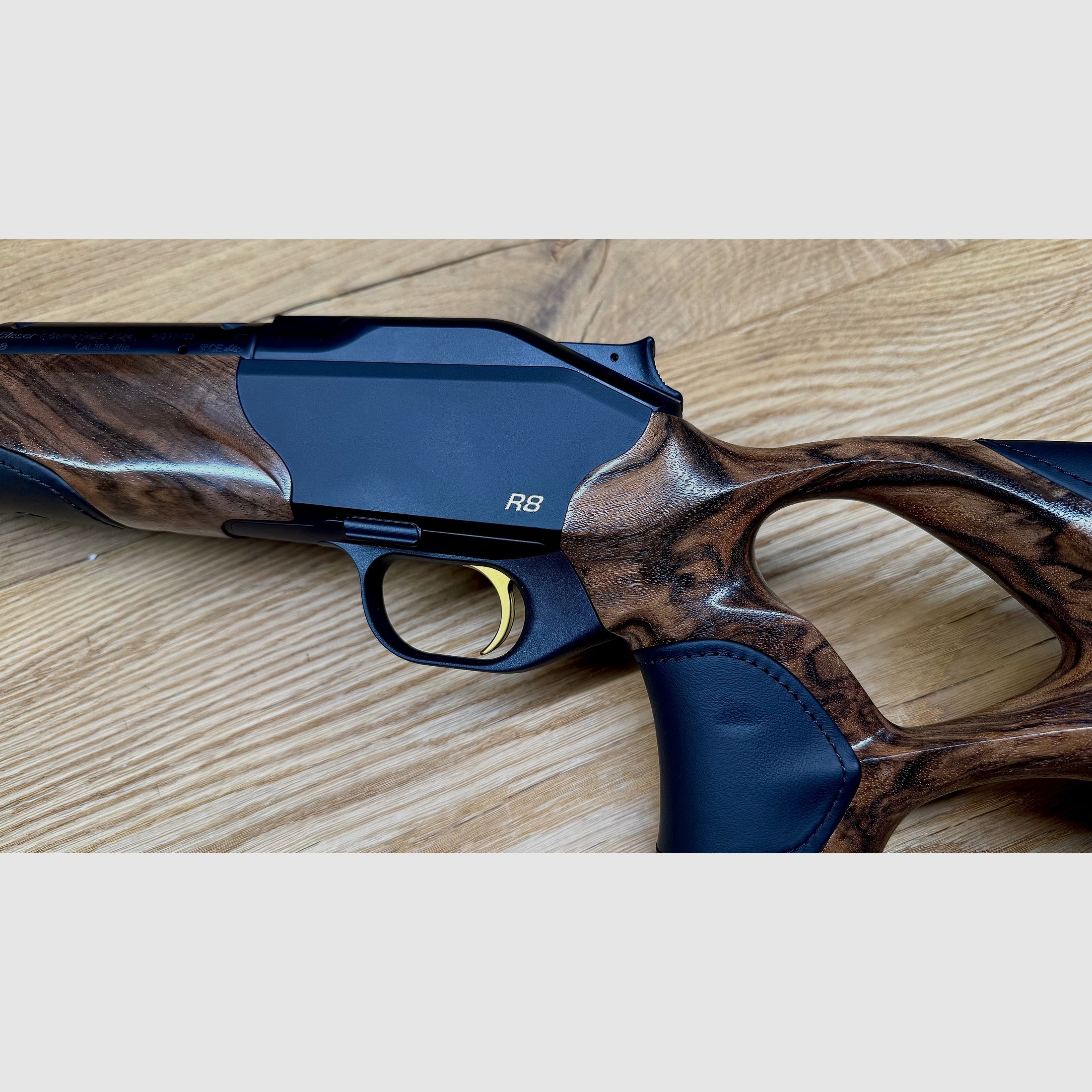 Blaser R8 Success Leder / HK 6 / Leder schwarz / Goldelemente / Standardkailber u. LL nach Wahl