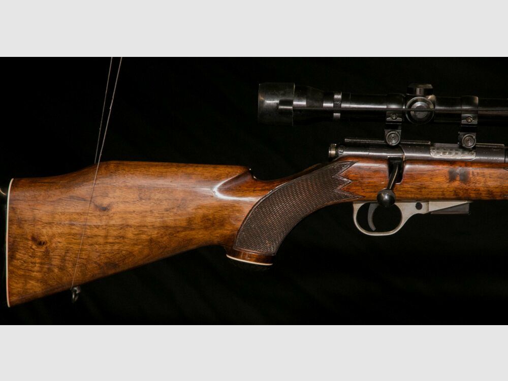 Schonzeit Repetierer Büchse mit Zielfernrohr Kleinkaliber