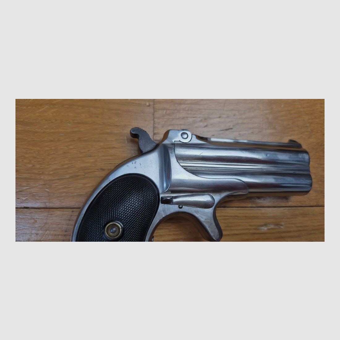 Ikoniczny podwójny pistolet Derringer Remington M95 – Kal. 41 nabojowy .41RF – rzadki i poszukiwany Typ I późny – Broń saloonów z lat 1870/1880! – Bardzo ładne oryginalne wykończenie niklowe – Doskonały stan mechaniczny – Dobre lufy – Idealne wyrzucanie – Uchwyt ebonitowy w bardzo dobrym stanie – Tylko 14 000 egzemplarzy! – „Joker” w rękawie asa w doskonałym stanie – TBE+/TBE++, zdjęcie 15 z 22