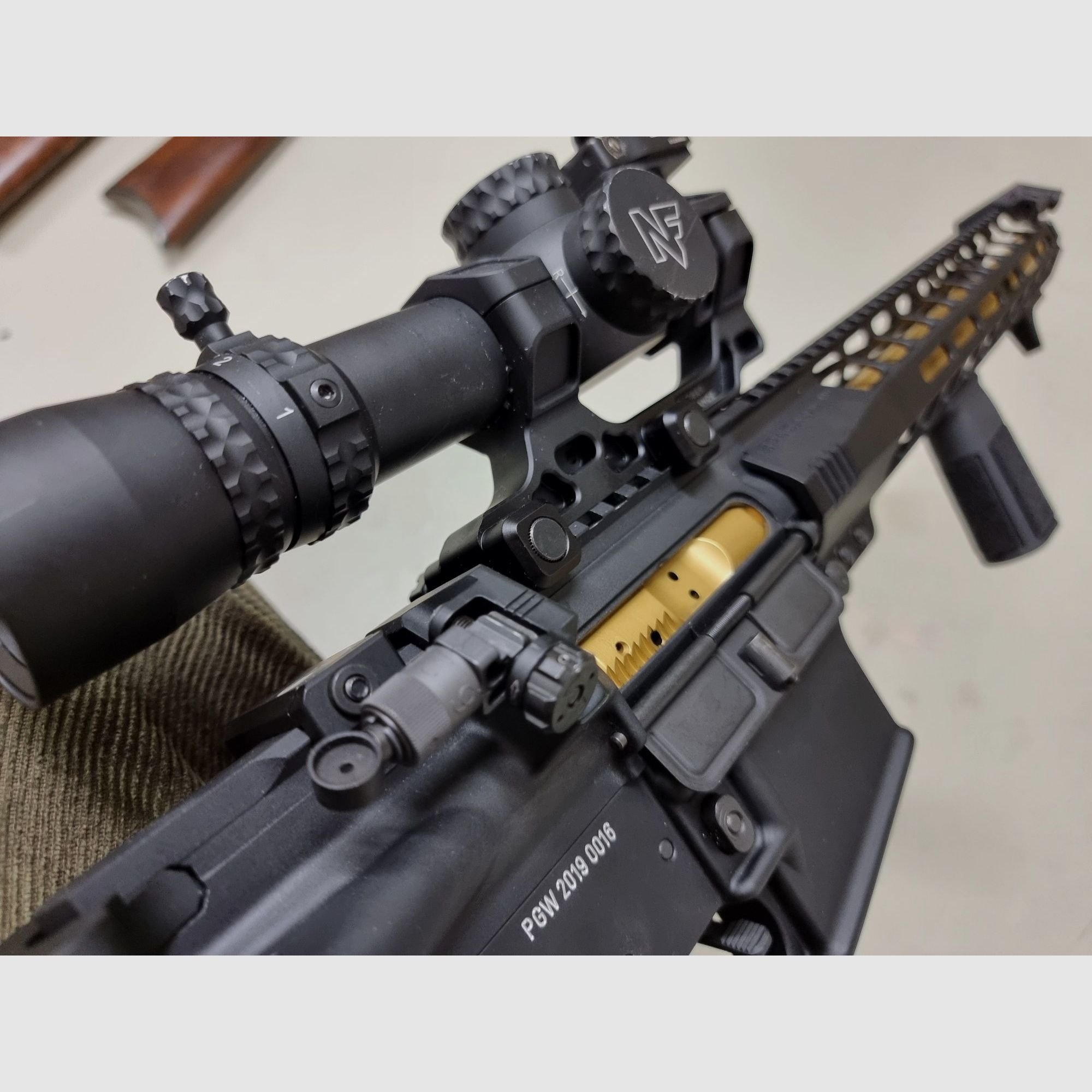 AR15 personalizzato superlativo nello stile di John Wick. Cal. 223 Rem. Solo componenti di alta qualità. Opzionale con Nightforce NX8!