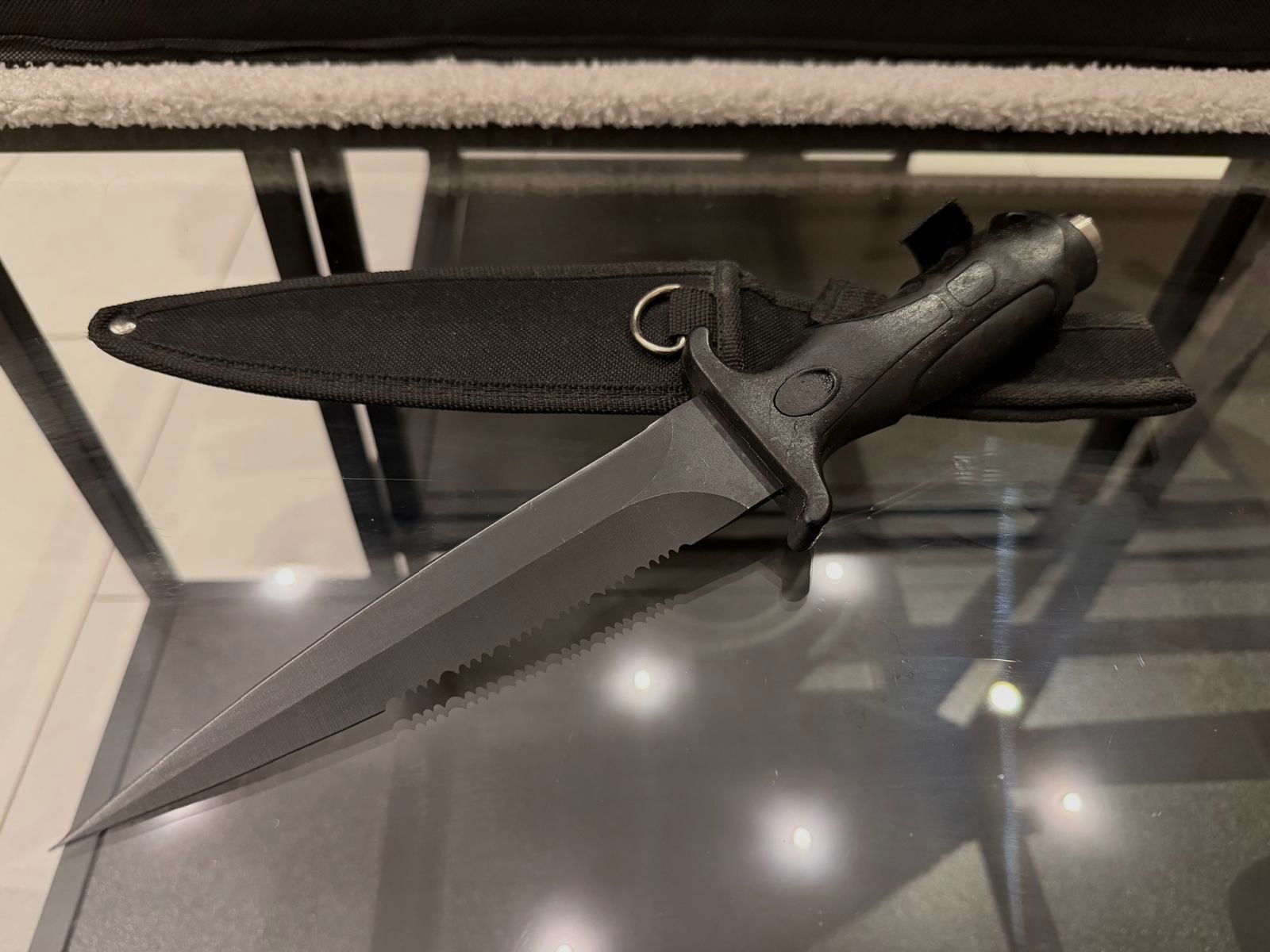 Tactical deployment dagger "SR" – Black coated – Double-sided serrated edge & nylon sheath