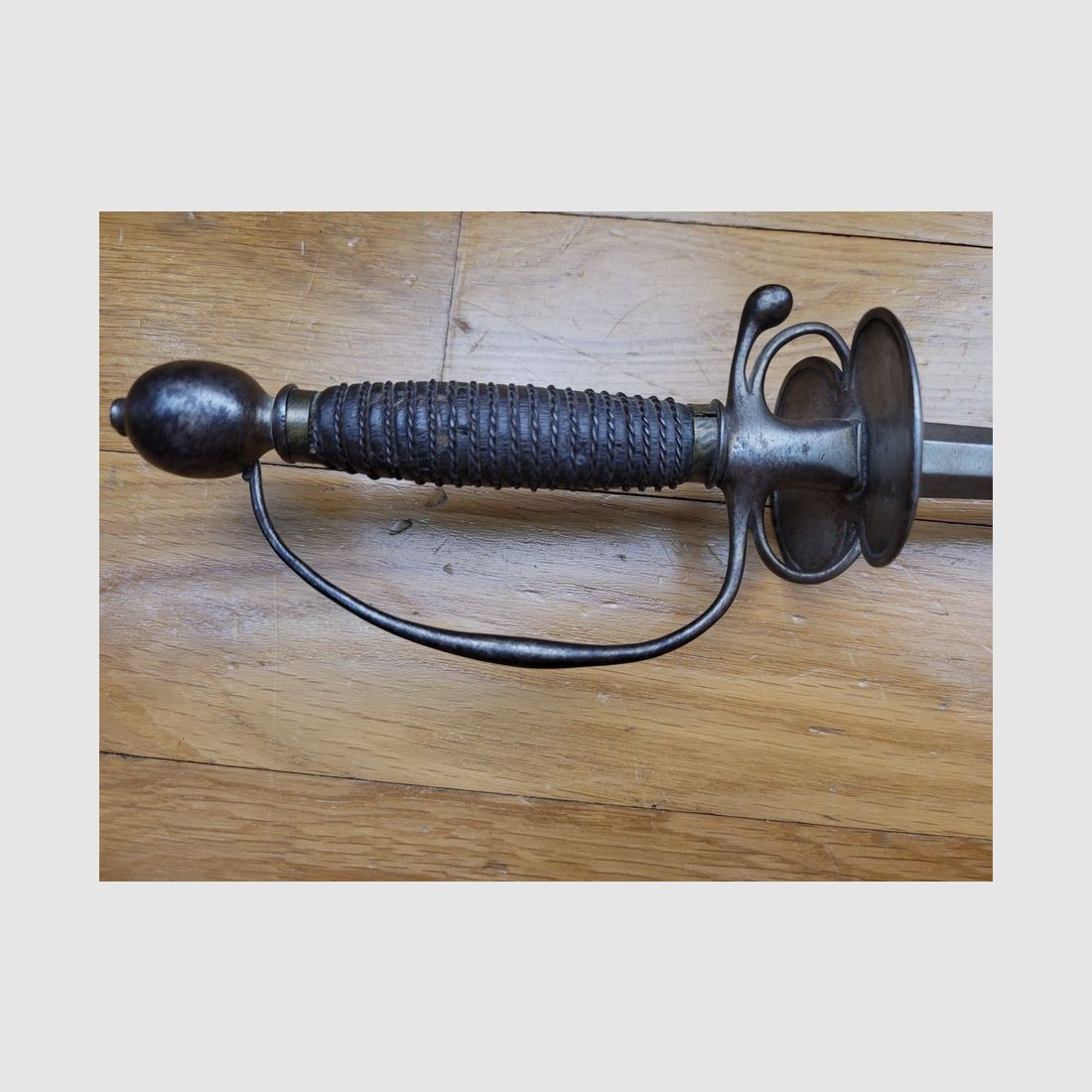 Superbe épée miniature d&rsquo;enfant XVIIIe – sur le modèle de l&rsquo;épée de sergent – vers 1740 – tout acier, sans oxydation – pour une collection de réglementaires de l&rsquo;Ancien Régime – État rare, image 3 sur 22