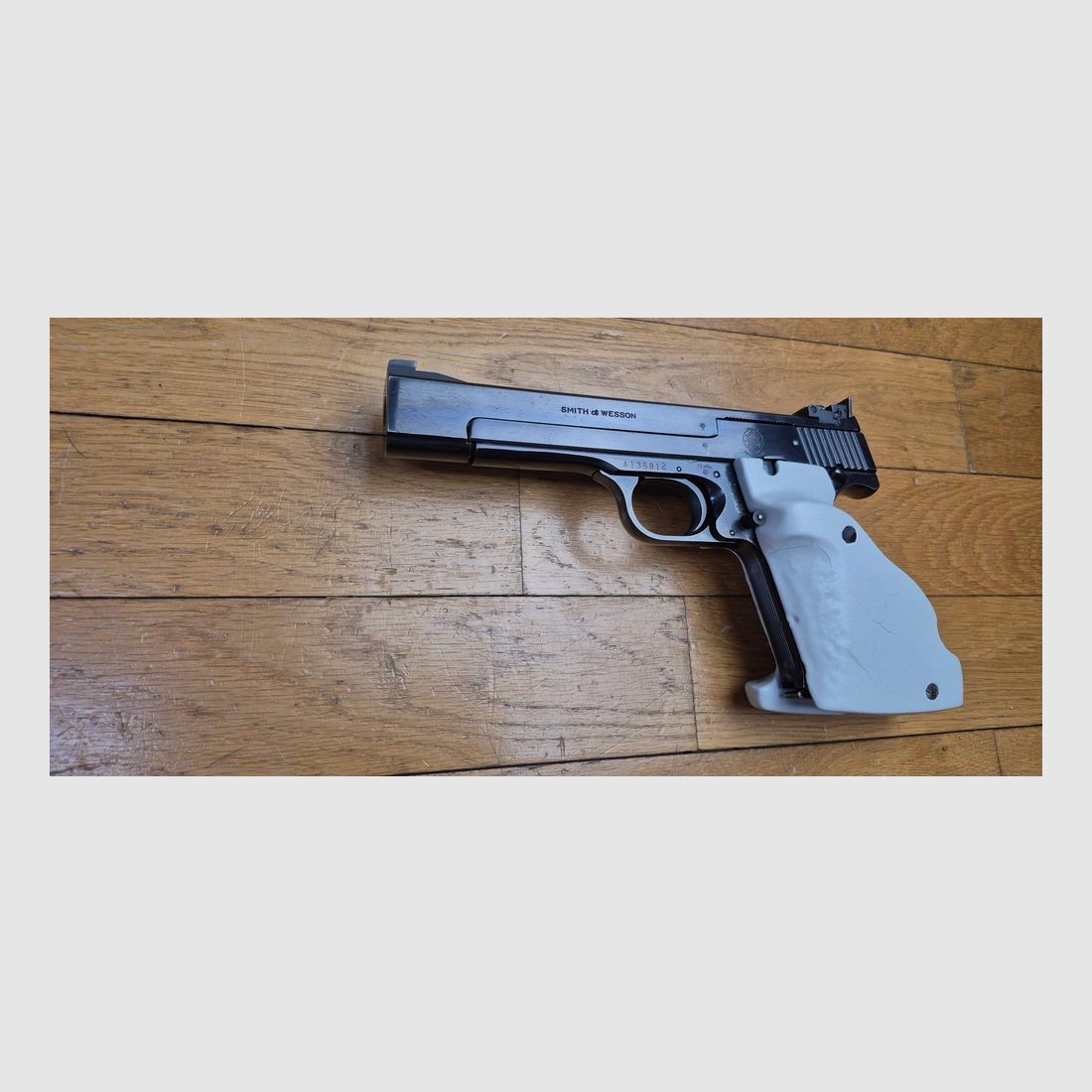 Wunderschöne Smith&Wesson Mod.41 Pistole – Kal. .22LR – Ganz aus echtem Stahl – 100% Brünierung – Waffe von 1971 – Mechanik und Lauf erstklassig – Eine der niedrigsten Handfeuerwaffen, die je hergestellt wurden – Zwei Griffsets – Zwei Magazine – Sehr guter Zustand Sup. – TBE++, Bild 21 von 28