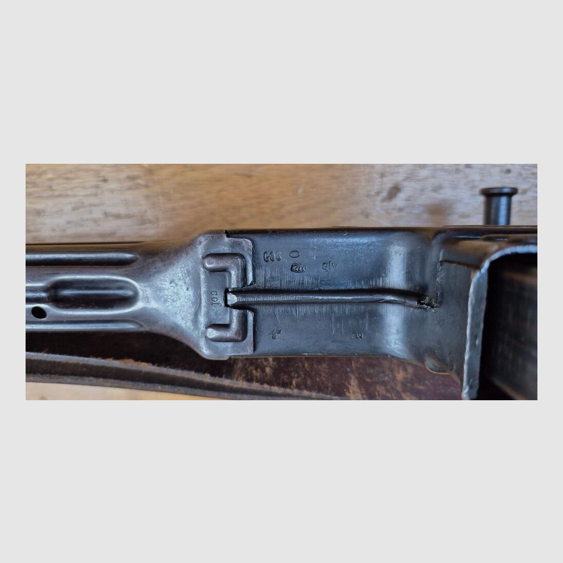 Mooie Sturmgewehr 44 – MP43 / MP44 / Stg44 – Erma-wapen uit 1945 – 1e aanvalsgeweer in de geschiedenis – Niet monomatrikuleert maar 100% uit de 2e wereldoorlog – Niet gereviseerd DDR / Joegoslavië – 2 originele 30-schots magazijnen – Zeldzaam en mythisch wapen in uitstekende staat – TBE+ – Categorie A2 – Export EXCLUSIEF, afbeelding 16 van 39