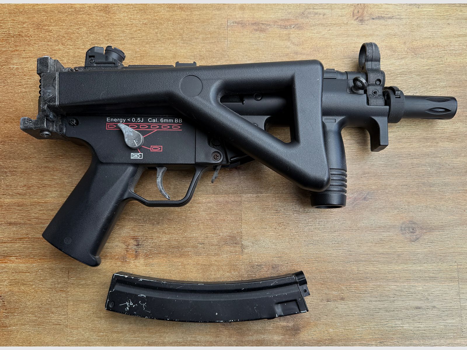 Verschiedene Softair-Waffen und Zubehör (Zielfernrohr, Magazine, Schalldämpfer, etc)