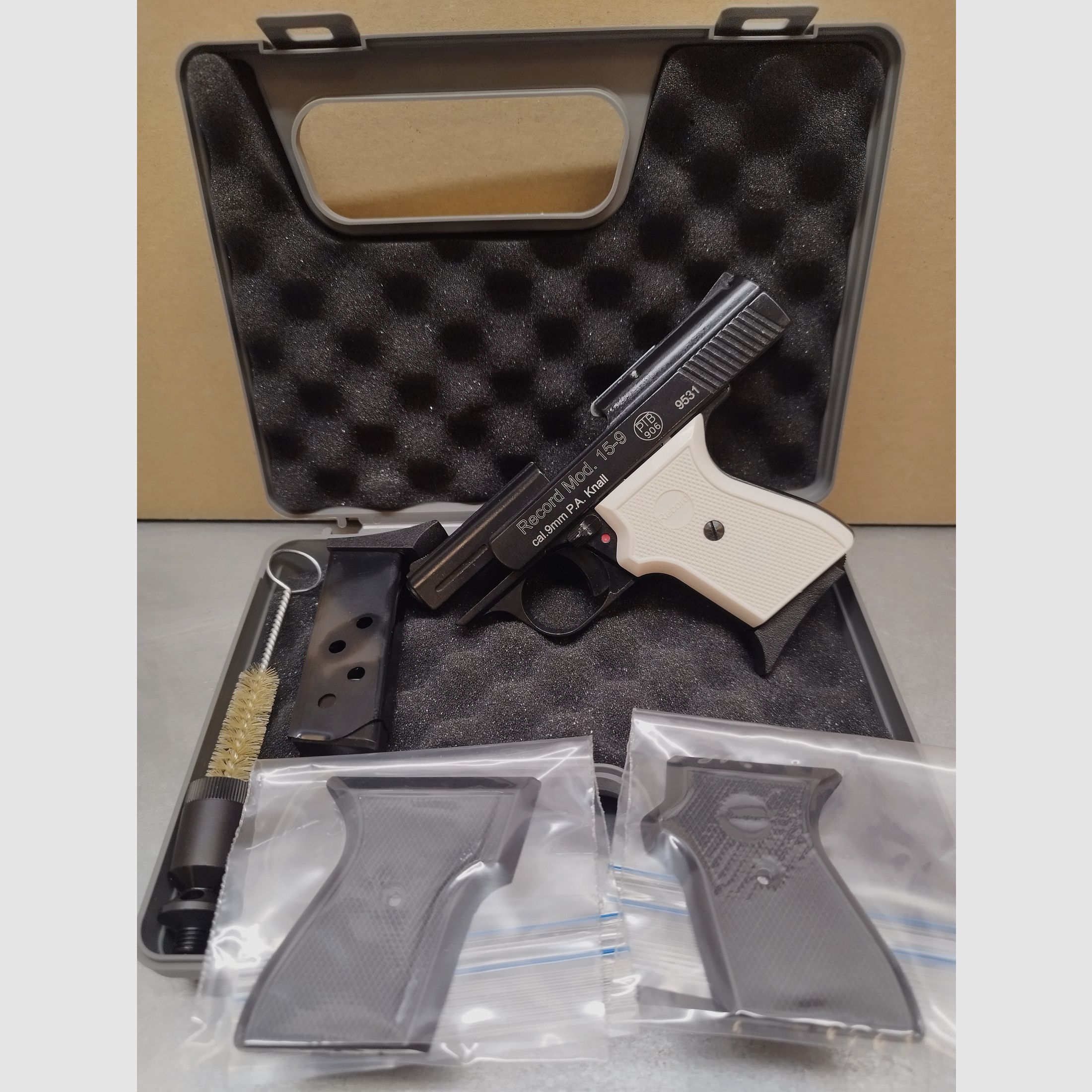 Record Mod. 15-9 Snowflake Schreckschuss Pistole 9mm brüniert inkl. Reservemagazin & Griffschalen Schwarz !!Neuware!!