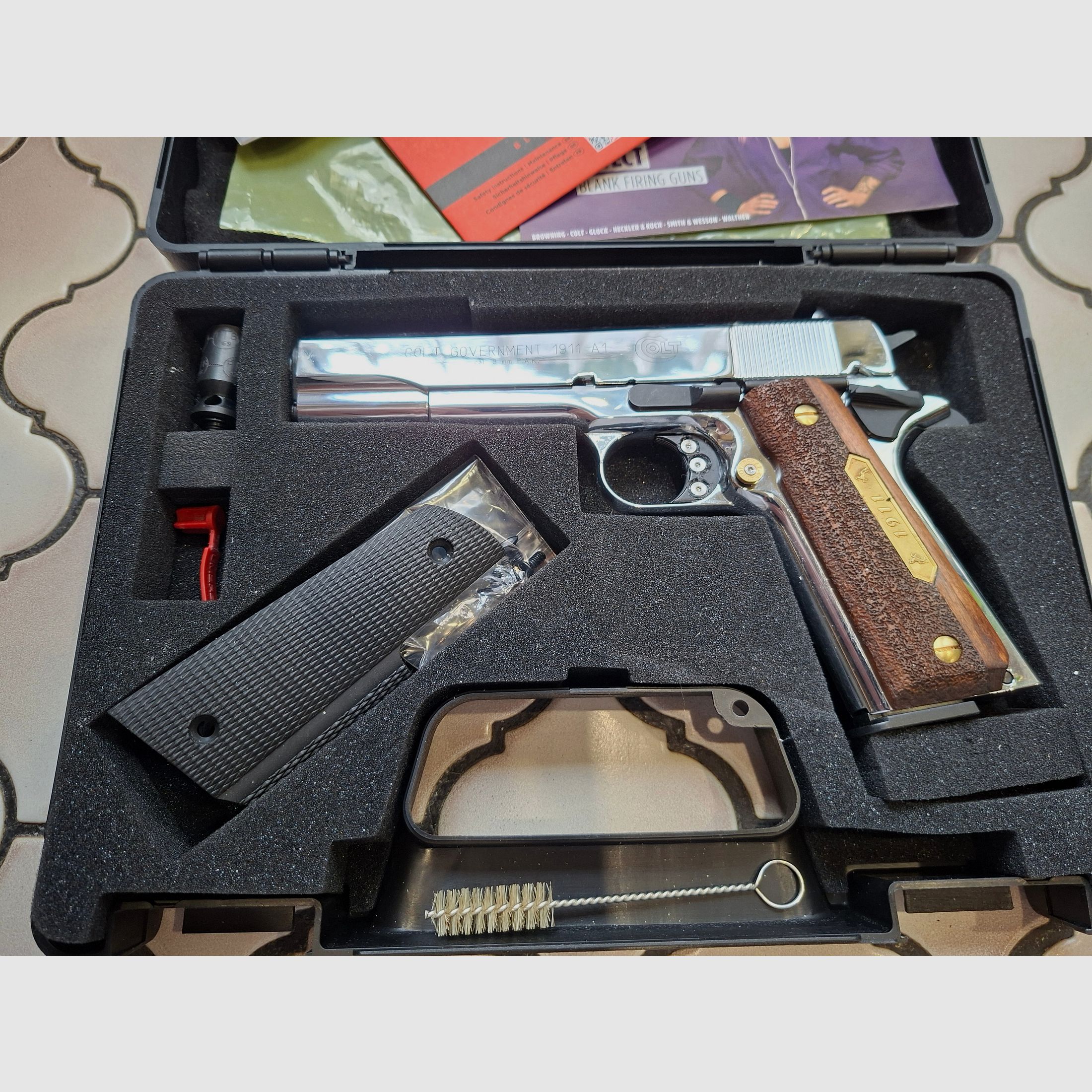 Colt 1911 Chrom, neu, unbeschossen, lange Federführung, Sammlerstück.