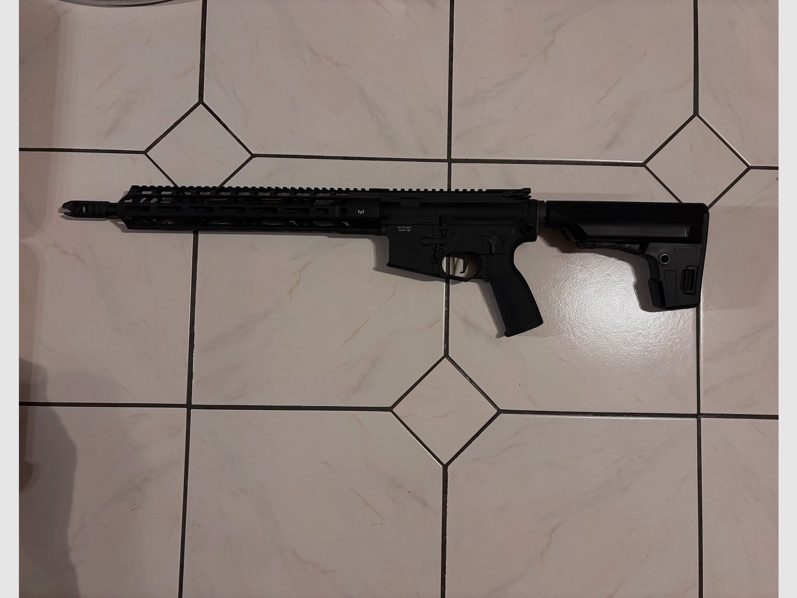 SSR15 Airsoft Sturmgewehr mit 3 Magazinen, Magazinlader und Akku