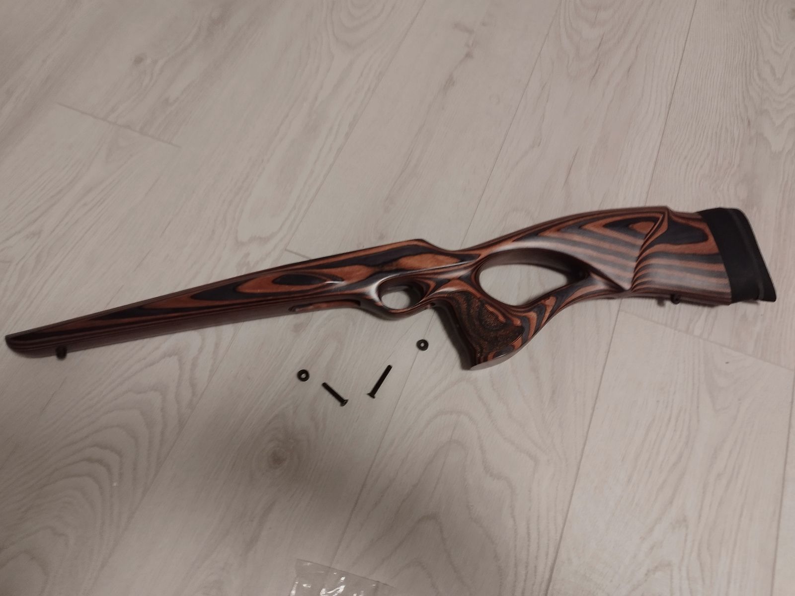 Original CZ457 Holzschaft Thumbhole con espaciadores modulares