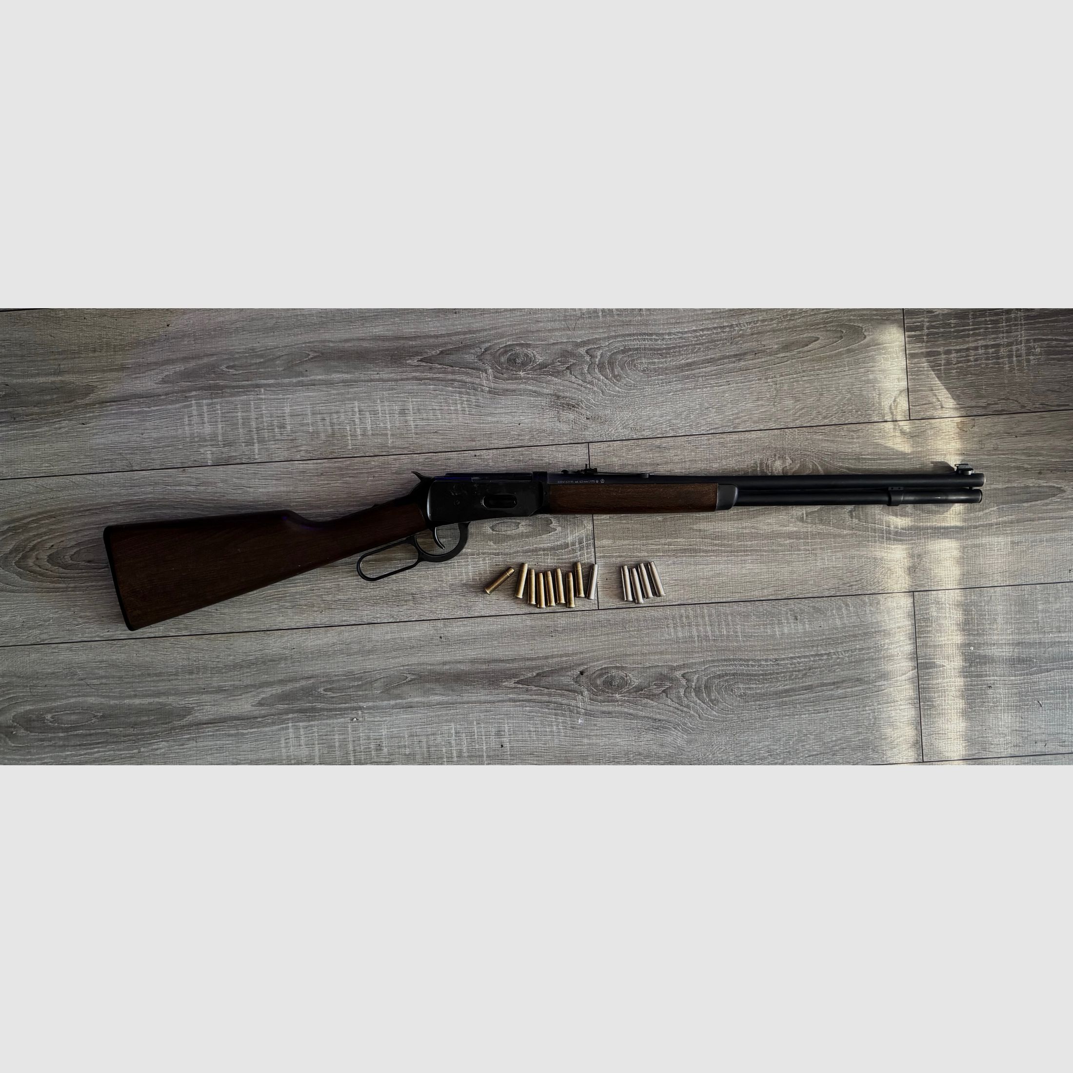 Umarex Legends Cowboy Rifle 4,5 mm bois véritable – État impeccable, fraîchement nettoyé, énorme ensemble incluant des douilles, des Hornets et des fléchettes (VB)