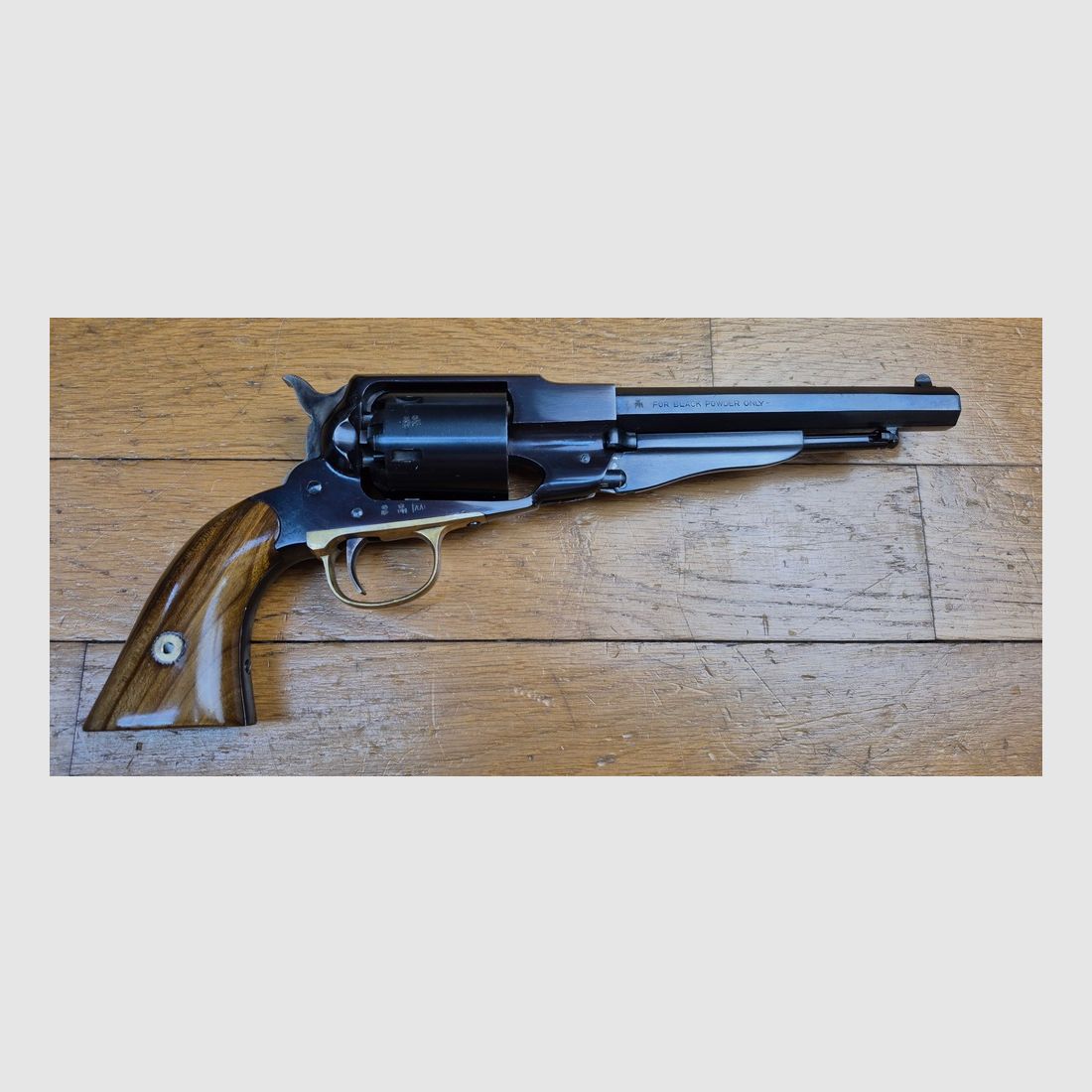 Schöner Revolver Remington 1858 New Model Navy — Kal.36 PN — Italienische Kopie Armi San Marco — Waffe von 1975 in hervorragender Verarbeitung — Brünierung zu 99,9% — Jaspage noch gut vorhanden — Schöne Nussbaum-Griffschalen — Exzellente Mechanik — Spiegelkanal — TBE/TBE+, Bild 2 von 24