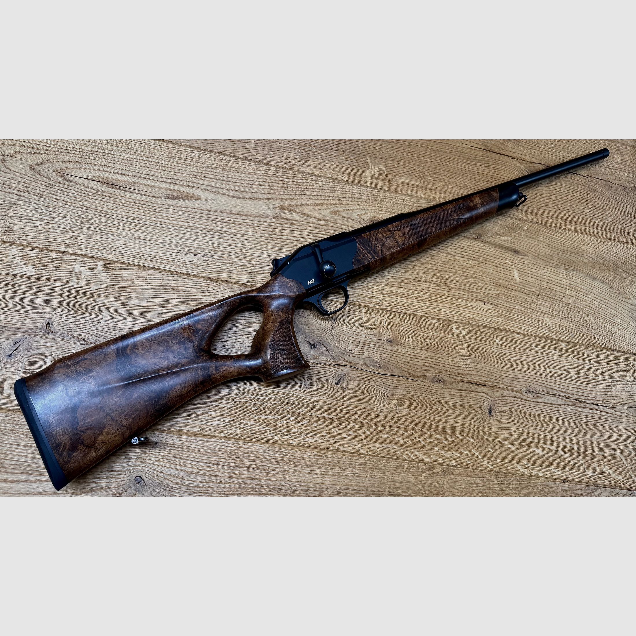 Blaser R8 mit traumhaftem Zubehör-Lochschaft Holzklasse 8-9, goldenes R8 Logo, Kammergriff Selours, gekürzter Lauf, M15x1 Gewinde, Standard-Kaliber wählbar