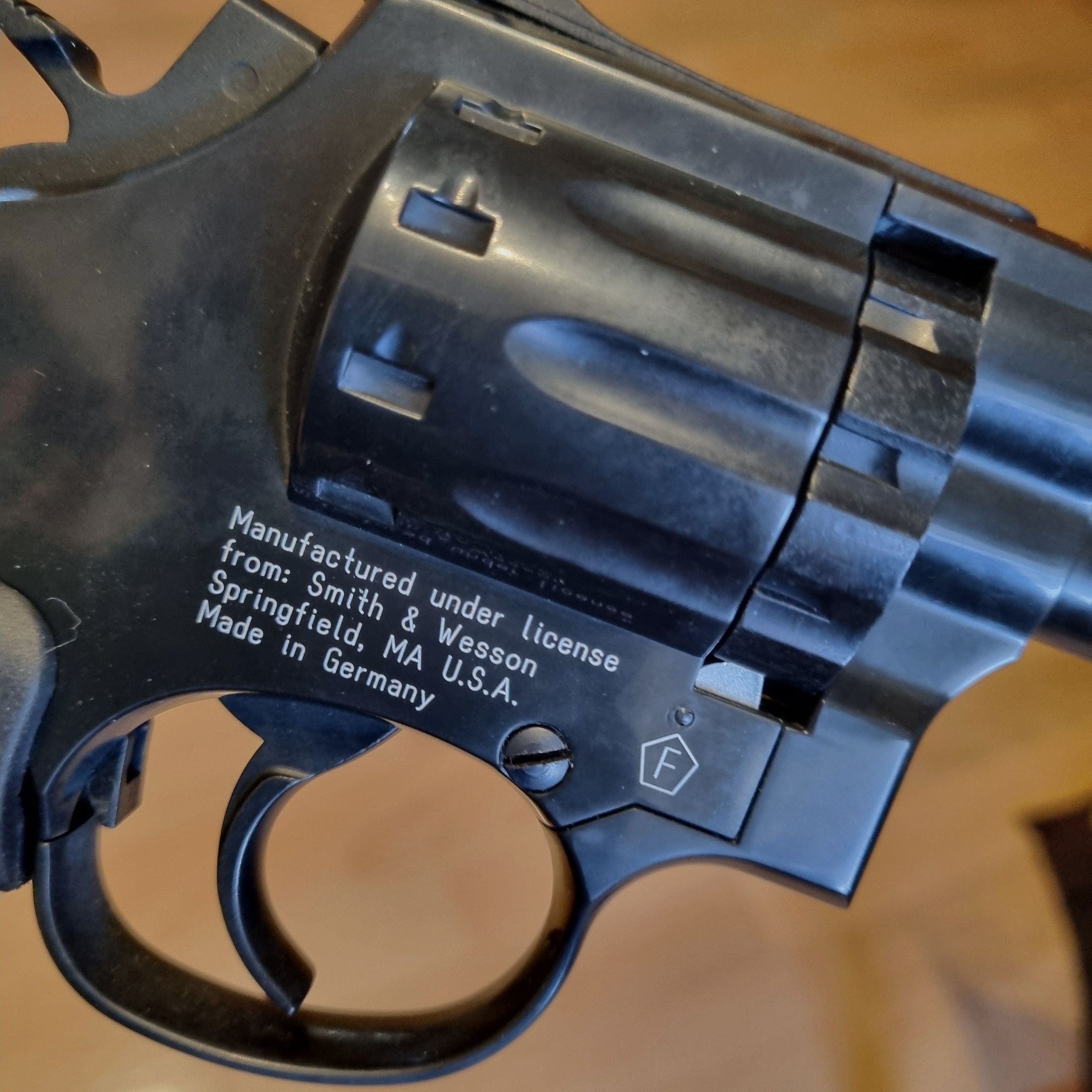 Smith & Wesson 586 Co2 revolver - 6 inches blued 4.5 mm diabolo