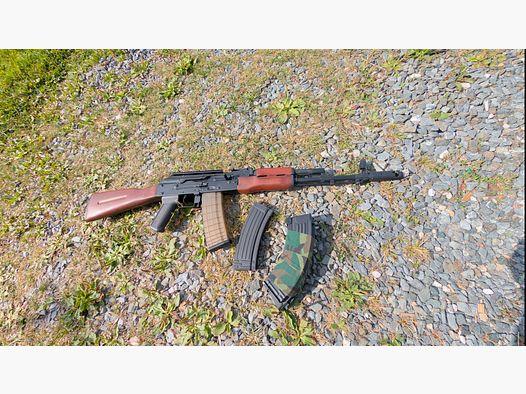 AK-74 S-AEG Airsoft with bayonet and four magazines