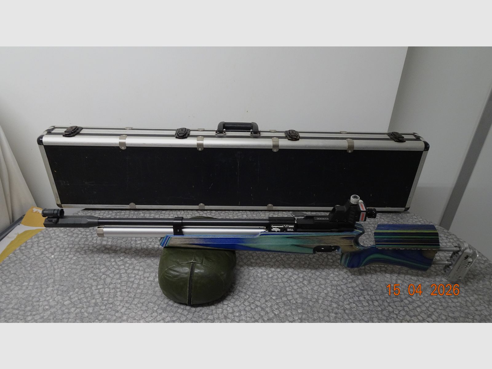 Compétition - Anschütz Match carabine à air Mod. AIR 2002 avec crosse en bois stratifié - Capuchon en alu. - Cartouche à air comprimé LG alu argent