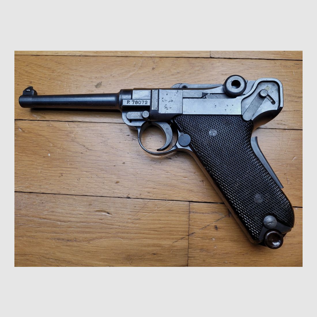 Très beau Luger Suisse P06/1929 – cal 7,65 Parabellum – l&rsquo;un des tout derniers sortis – Très rare exemplaire pour le marché civil ( un des 317 !) – monomatricule – chargeur au modèle – État excellent !, image 2 sur 19
