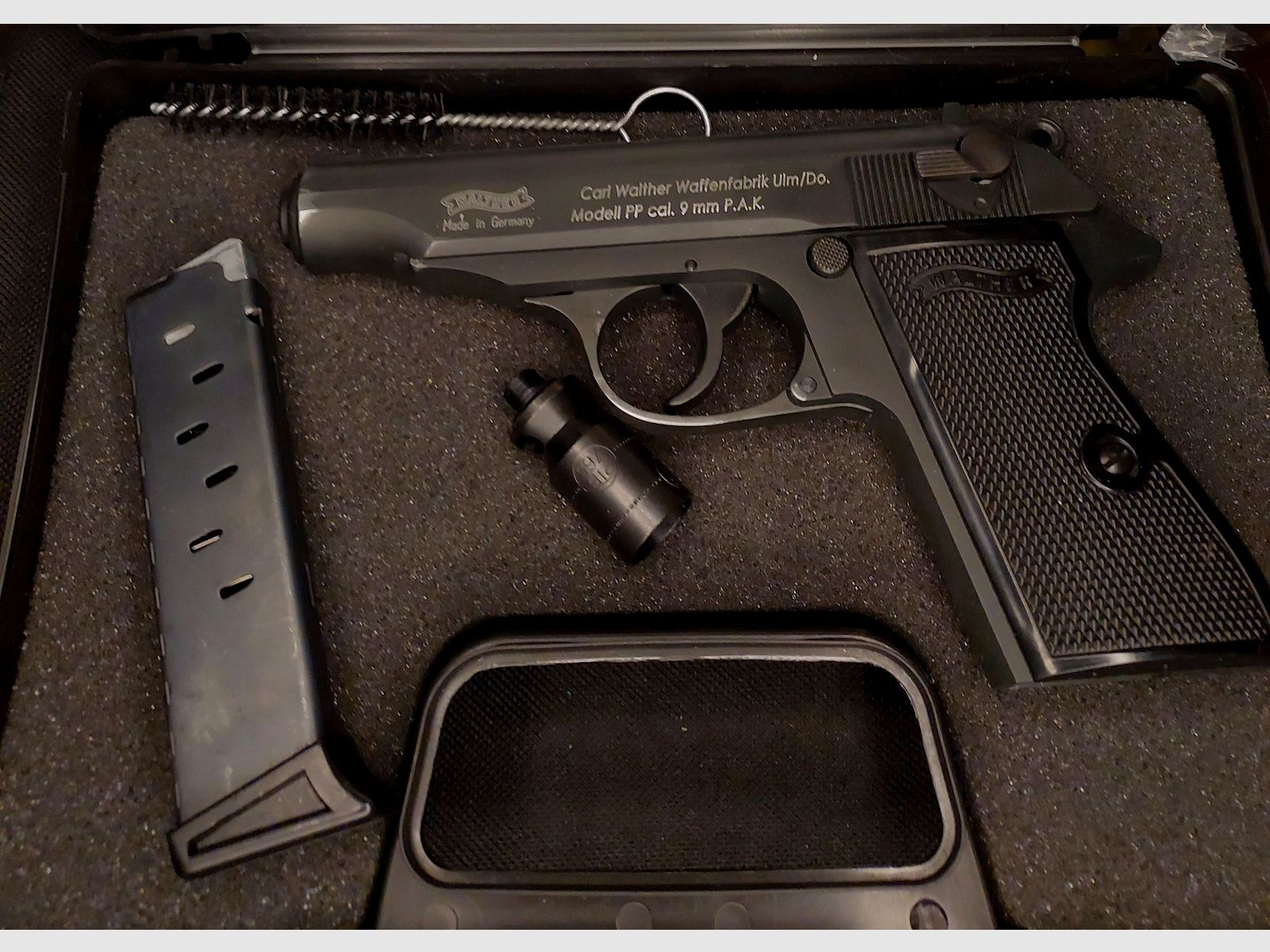Pistola de señal Walther PP Cal. 9mm P.A.K. negra niquelada (PTB 923) con maletín