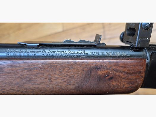 Bellissima carabina a leva Marlin Golden 39A – Calibro 22LR – 10 colpi + 1 in 22LR – Ottima fabbricazione "JM" del 1962 – smontabile o "Take-down" – Rigature micro-grooves – Condizioni meccaniche ed estetiche superbe – Montaggio in acciaio con ottica Monope X2.5 con reticolo n. 1 – Bellissima arma per divertimento e piccola caccia – TBE++