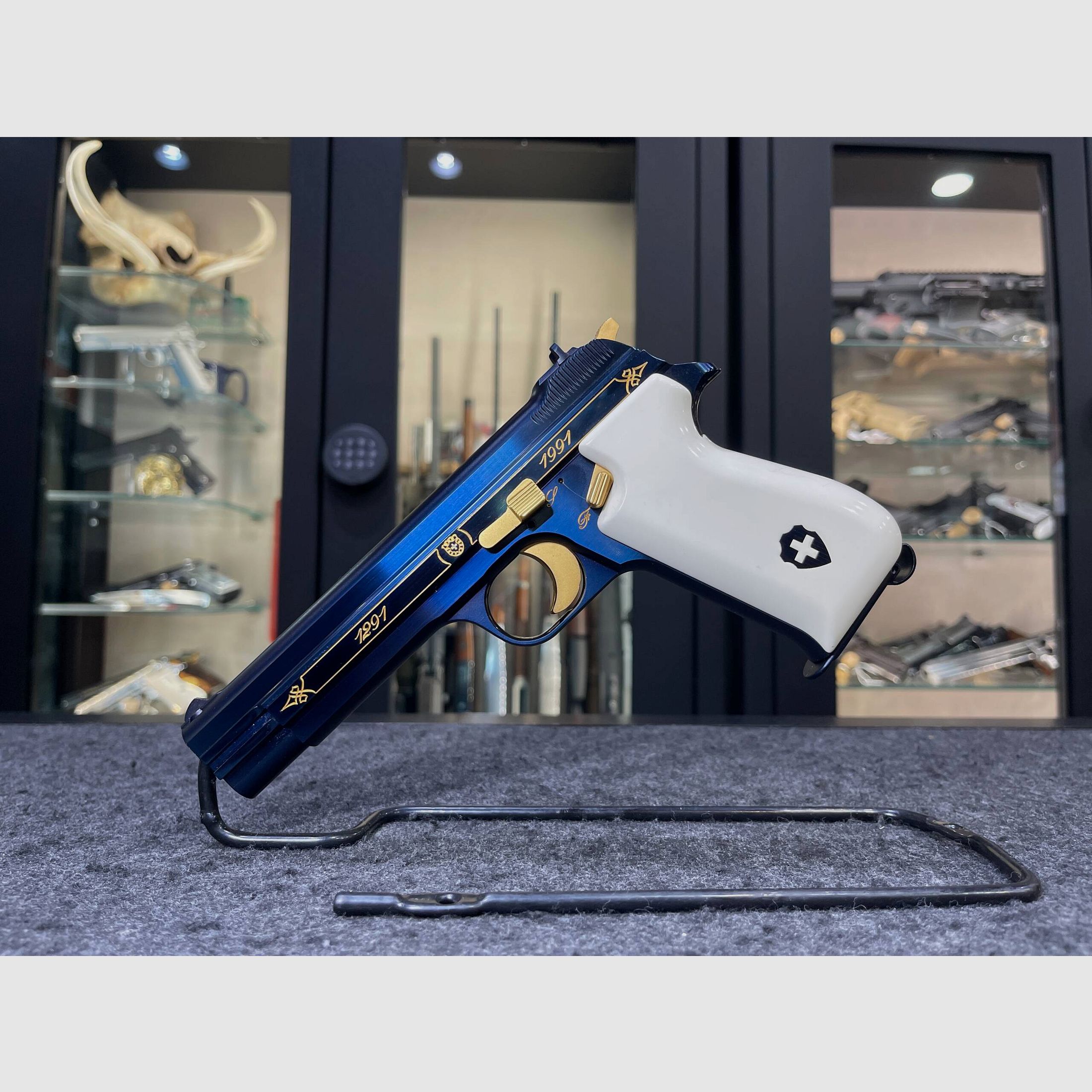 SIG P210 Gedenkmodell 700 Jahre Schweizerische Eidgenossenschaft, Bild 1 von 12