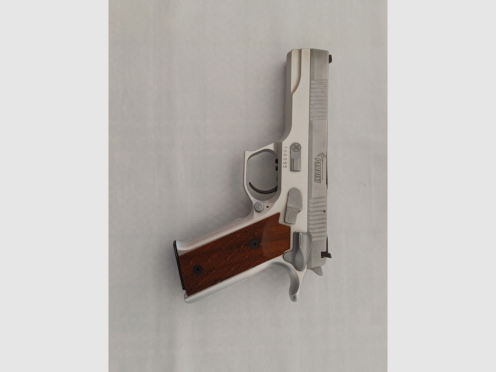 Pardini 45 ACP Nickel Sport Modèle P.C. 45 S, 5 pouces ; Très bien entretenu et peu tiré. Prix incluant 1350 cartouches 45 ACP 230 gr. et 3 chargeurs de rechange