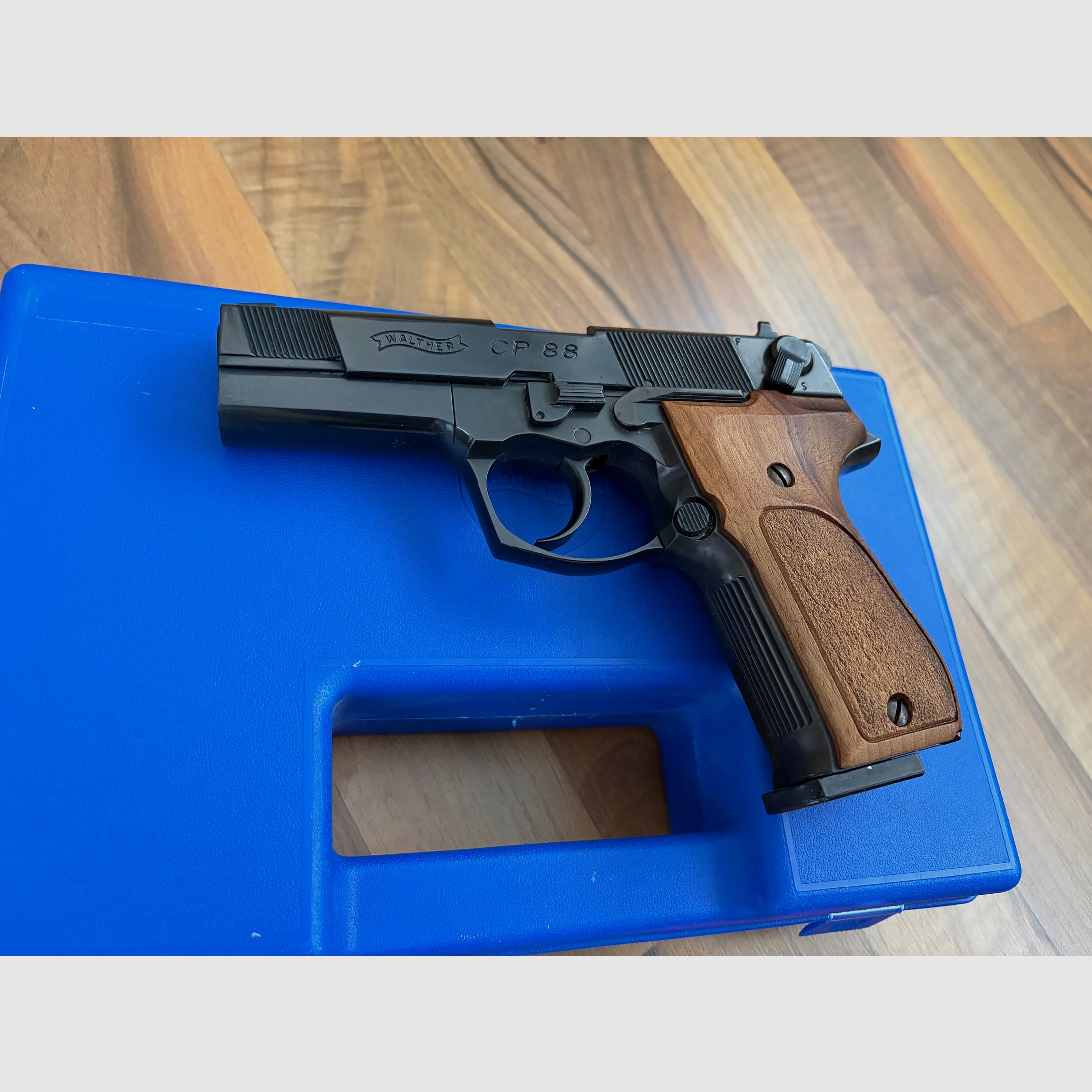 Walther CP88 CO₂ Pistolet 4,5 mm dans la mallette avec accessoires I Diabolos et boîte de récupération de balles / cibles