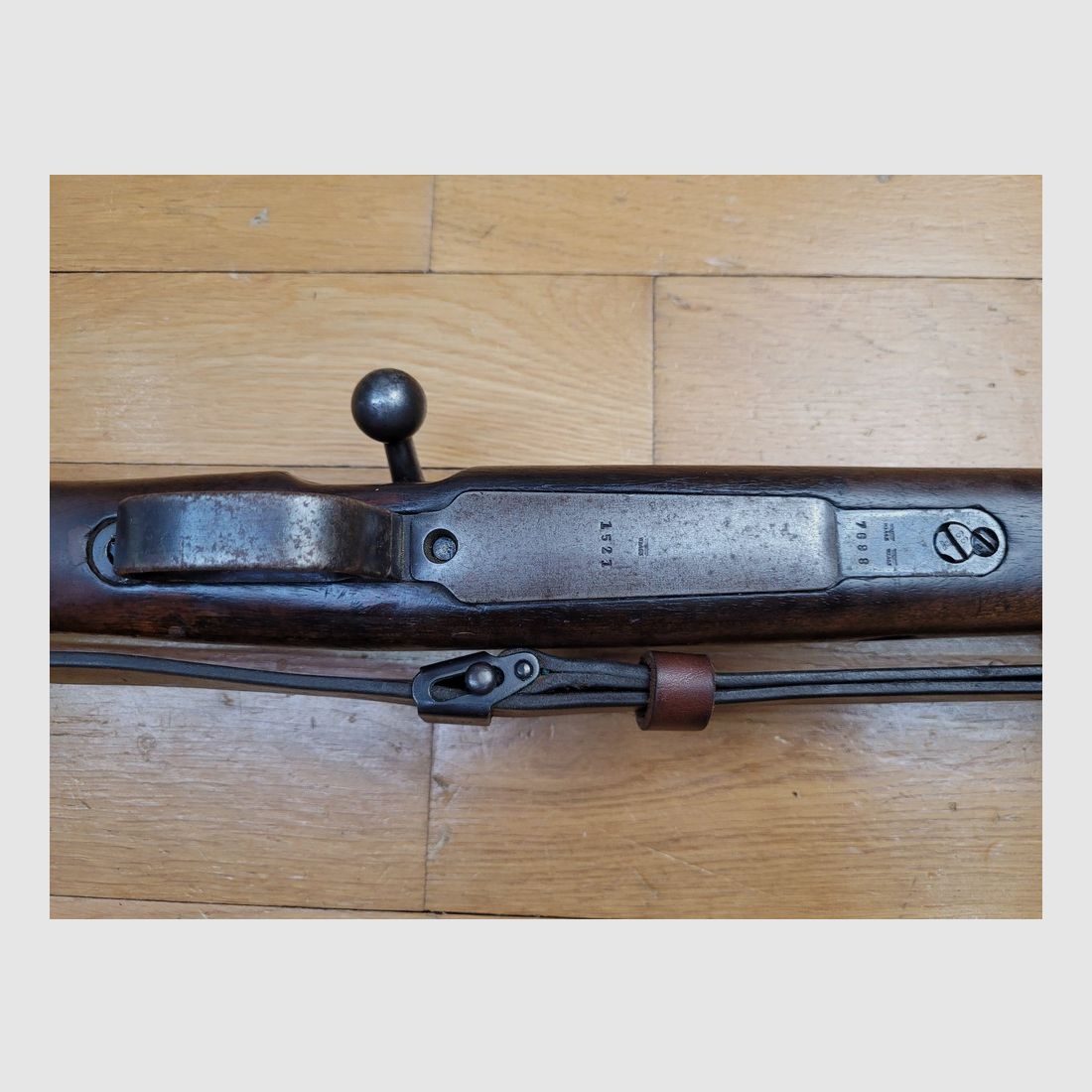 Sehr schöne K98 Gewehr aus der Frühzeit des III. Reichs – Rarissime Zuweisung Kriegsmarine Ostsee – Herstellung S/42 Mauser von 1938 – fast monomatrikulär – Wunderschöne Stempel und gut lesbare Punzen – Einwandfreie Mechanik – Sehr guter Lauf – Originaler Riemen – Sehr schöne, seltene Waffe in TTBE, Bild 13 von 37
