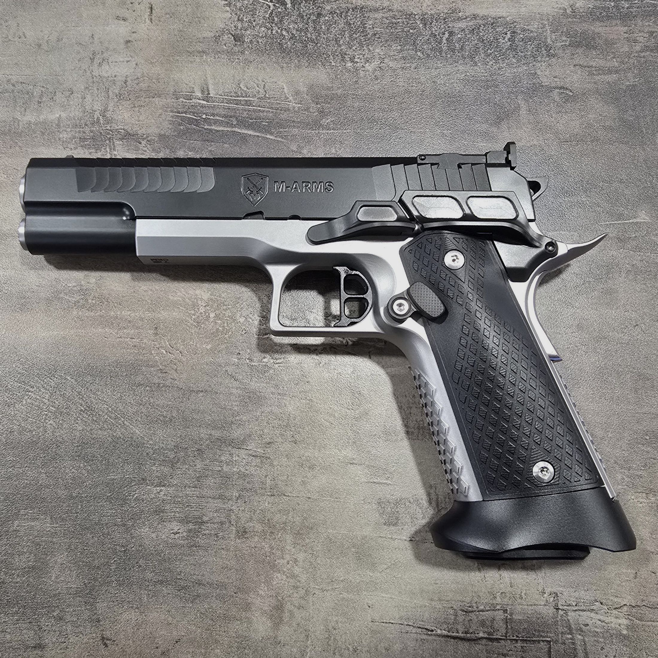 M-Arms Pistole 1911 Kratos 5″ cal. 9×19 Duo Color Aluminium Grips, Bild 1 von 2