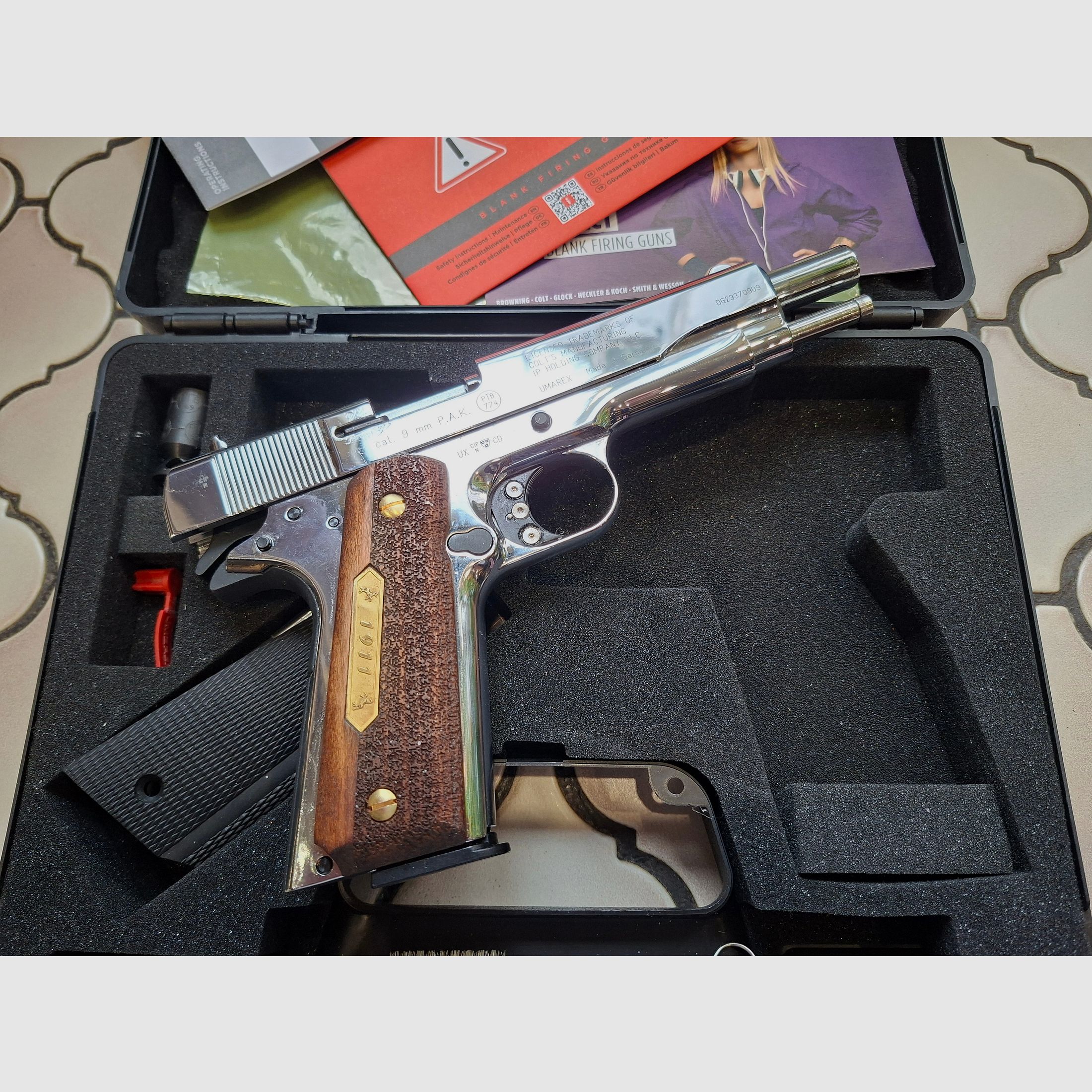 Colt 1911 Chrom, wie neu, unbeschossen, lange Federführung, Vitrinenstück.