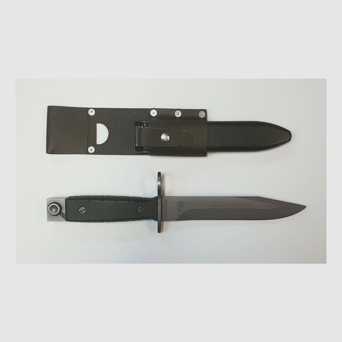 Swiss ordinance bayonet, SIG PE90/Stgw 90 with belt hook, image 1 of 5