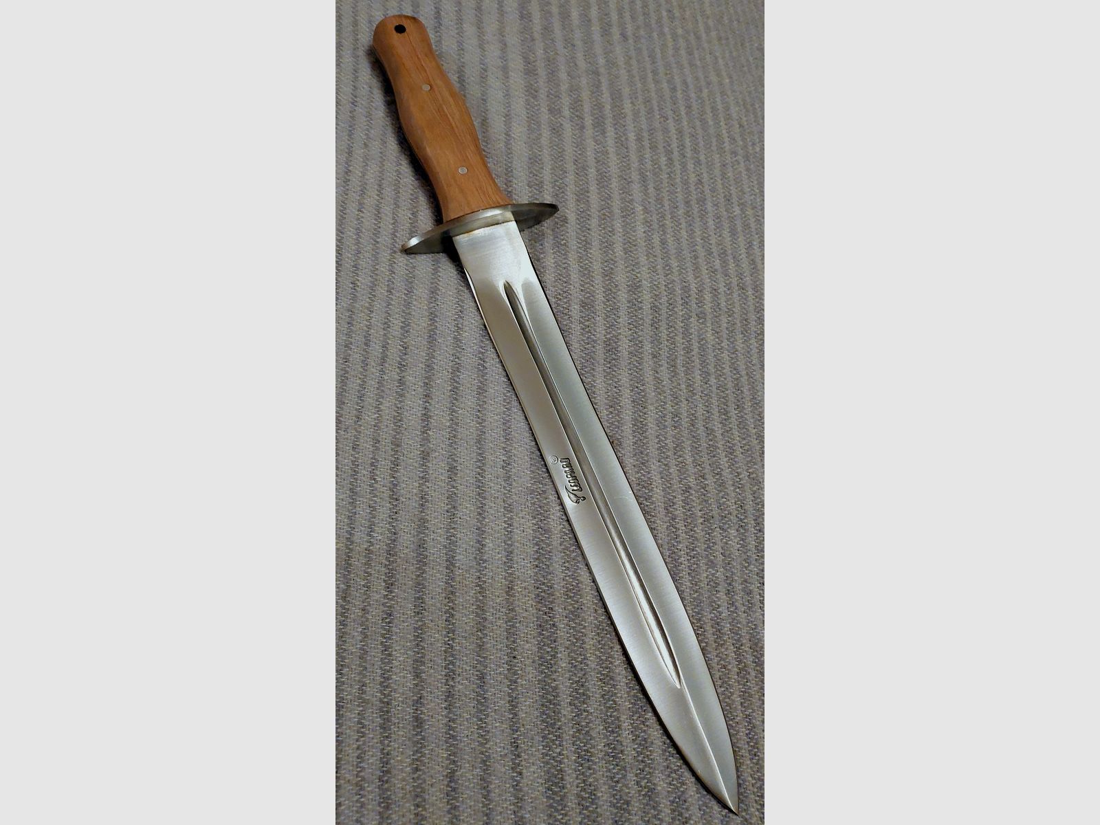 Saufänger – Grande coltello da caccia, affilato su entrambi i lati, manico in legno di teak, con fodero in pelle NUOVO